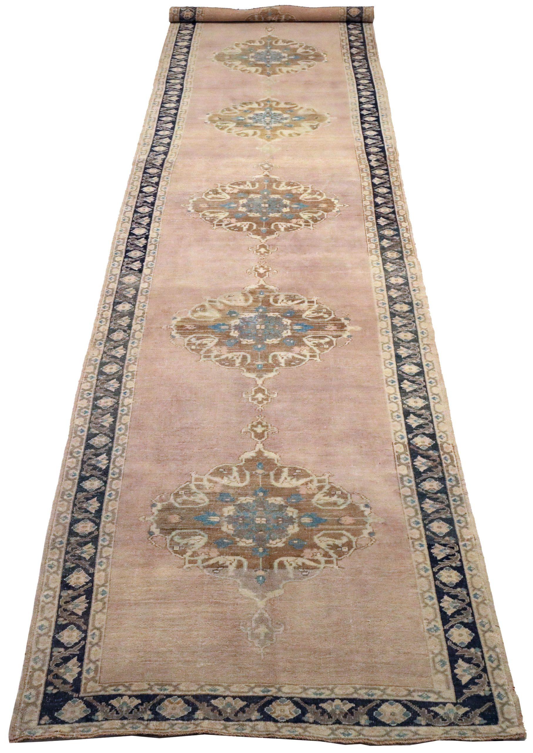 Entdecken Sie die Eleganz des persischen Aserbaidschans mit dem Läufer von CIRCA 1910. Dieses exklusive Design aus Wolle und BrownPink ist perfekt, um Ihren Raum zu verschönern.