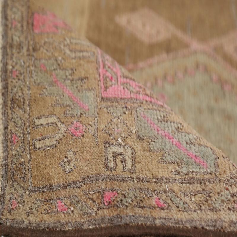 Scopri l'eleganza del tappeto persiano Azerbaijan con Runner Rug di CIRCA 1940. Progettato con lana e BrownPink, questo design esclusivo è perfetto per valorizzare il tuo spazio.