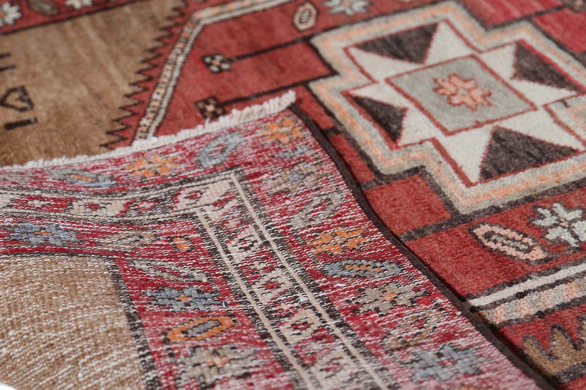 Entdecken Sie die Eleganz des persischen Aserbaidschans mit dem Läufer von CIRCA 1910. Dieses exklusive Design aus Wolle und Braunrot ist perfekt, um Ihren Raum zu verschönern.