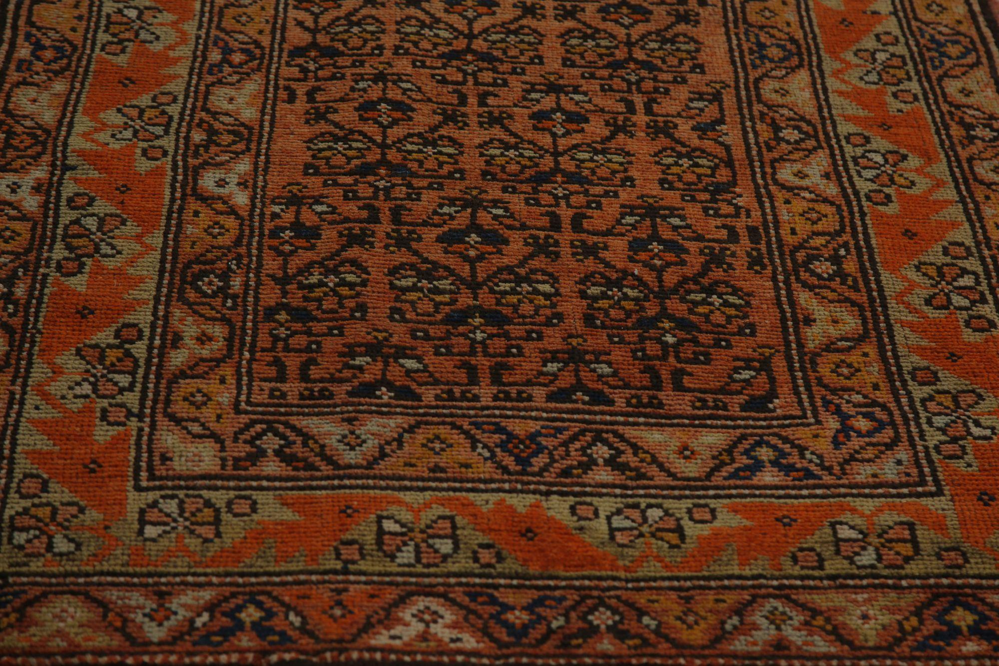 Entdecken Sie die Eleganz des persischen Aserbaidschans mit dem Läufer von CIRCA 1940. Dieses exklusive Design aus Wolle und Braunrot ist perfekt, um Ihren Raum zu verschönern.
