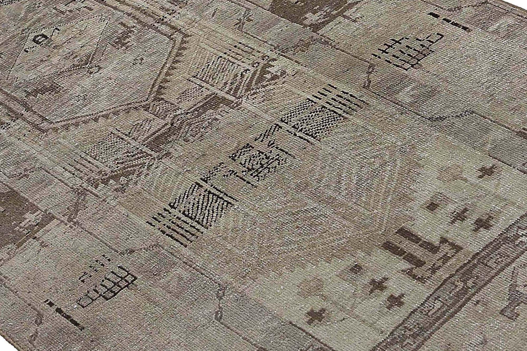 Scopri l'eleganza del tappeto persiano Azerbaijan con Runner Rug di CIRCA 1880. Progettato con Lana e Marrone-Taupe, questo design esclusivo è perfetto per valorizzare il tuo spazio.