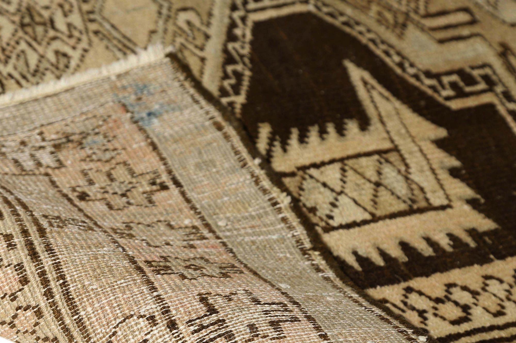 Entdecken Sie die Eleganz des persischen Aserbaidschans mit dem Läufer von CIRCA 1910. Dieses exklusive Design aus Wolle und BrownTaupe ist perfekt, um Ihren Raum zu verschönern.