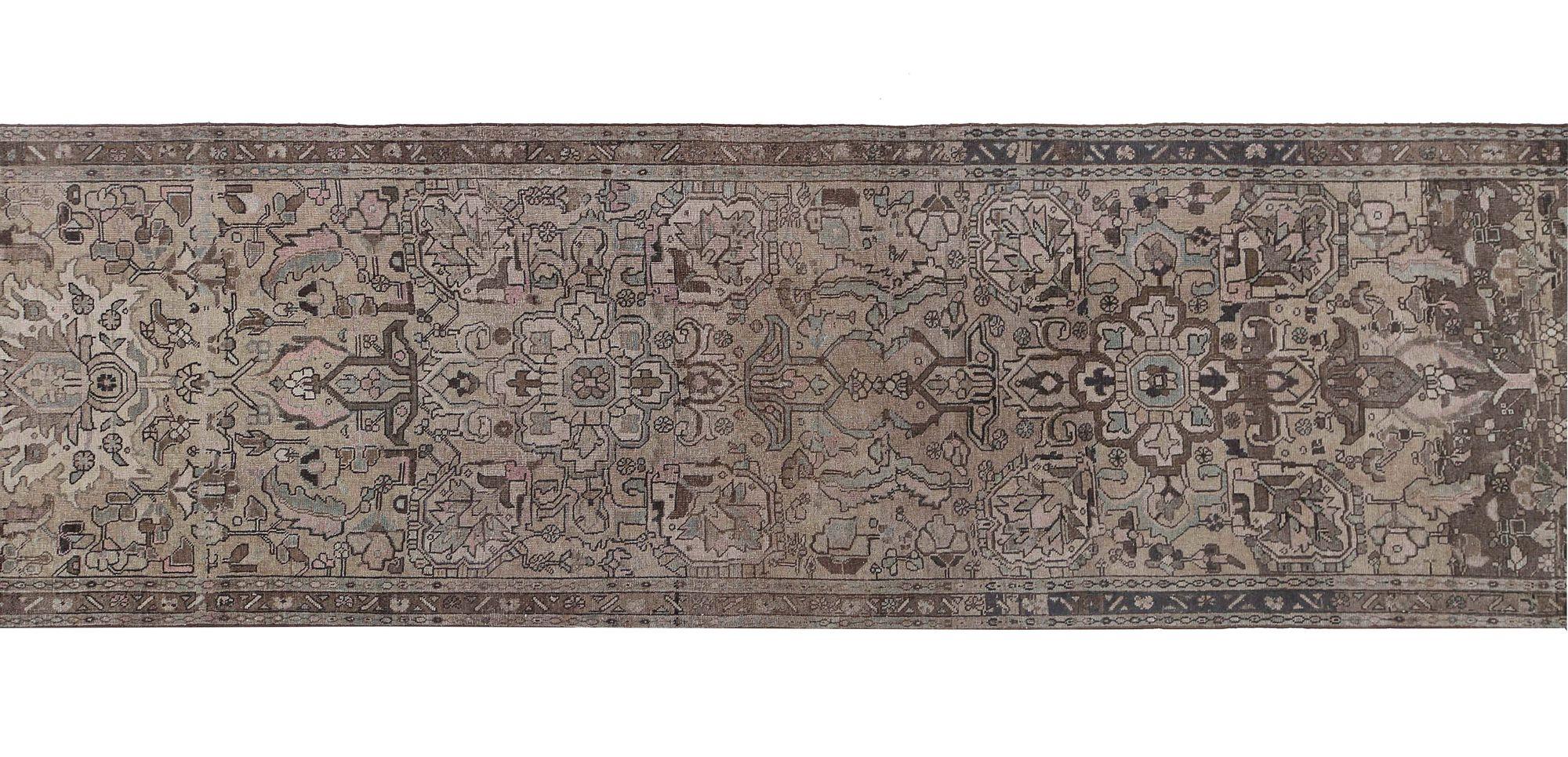 Scopri l'eleganza del tappeto persiano Azerbaijan con Runner Rug di CIRCA 1910. Progettato con Lana e Marrone-Taupe, questo design esclusivo è perfetto per valorizzare il tuo spazio.