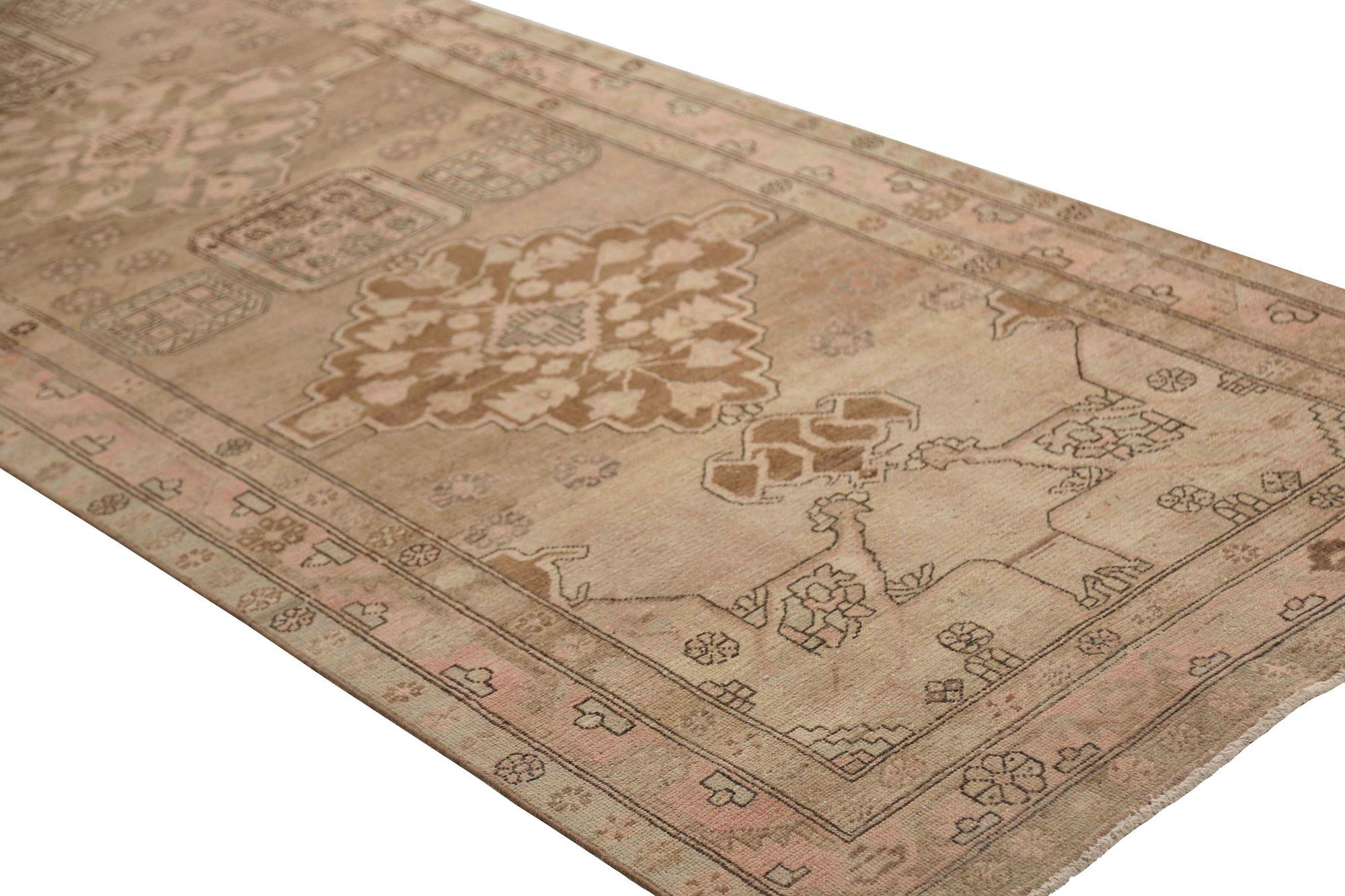 Entdecken Sie die Eleganz des persischen Aserbaidschans mit dem Läufer von CIRCA 1910. Dieses exklusive Design aus Wolle und BrownTaupe ist perfekt, um Ihren Raum zu verschönern.