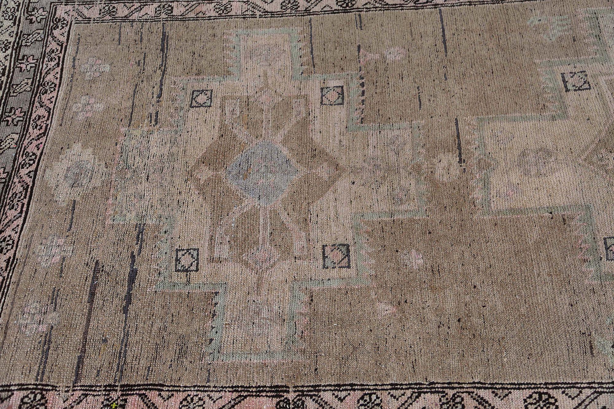Scopri l'eleganza del tappeto persiano Azerbaijan con Runner Rug di CIRCA 1910. Progettato con Lana e Marrone-Taupe, questo design esclusivo è perfetto per valorizzare il tuo spazio.