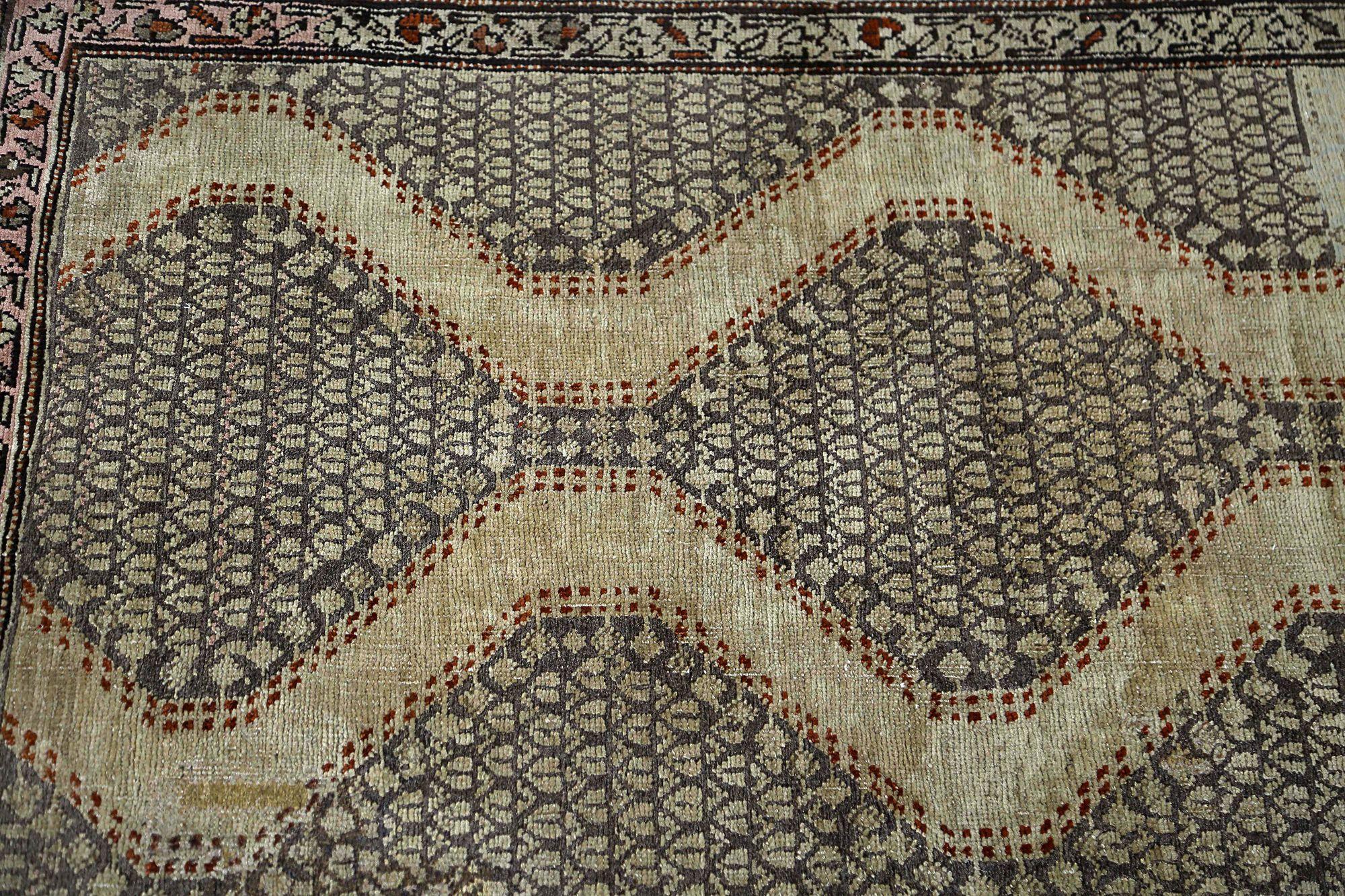 Entdecken Sie die Eleganz des persischen Aserbaidschans mit dem Läufer von CIRCA 1880. Dieses exklusive Design aus Wolle und BrownTaupe ist perfekt, um Ihren Raum zu verschönern.