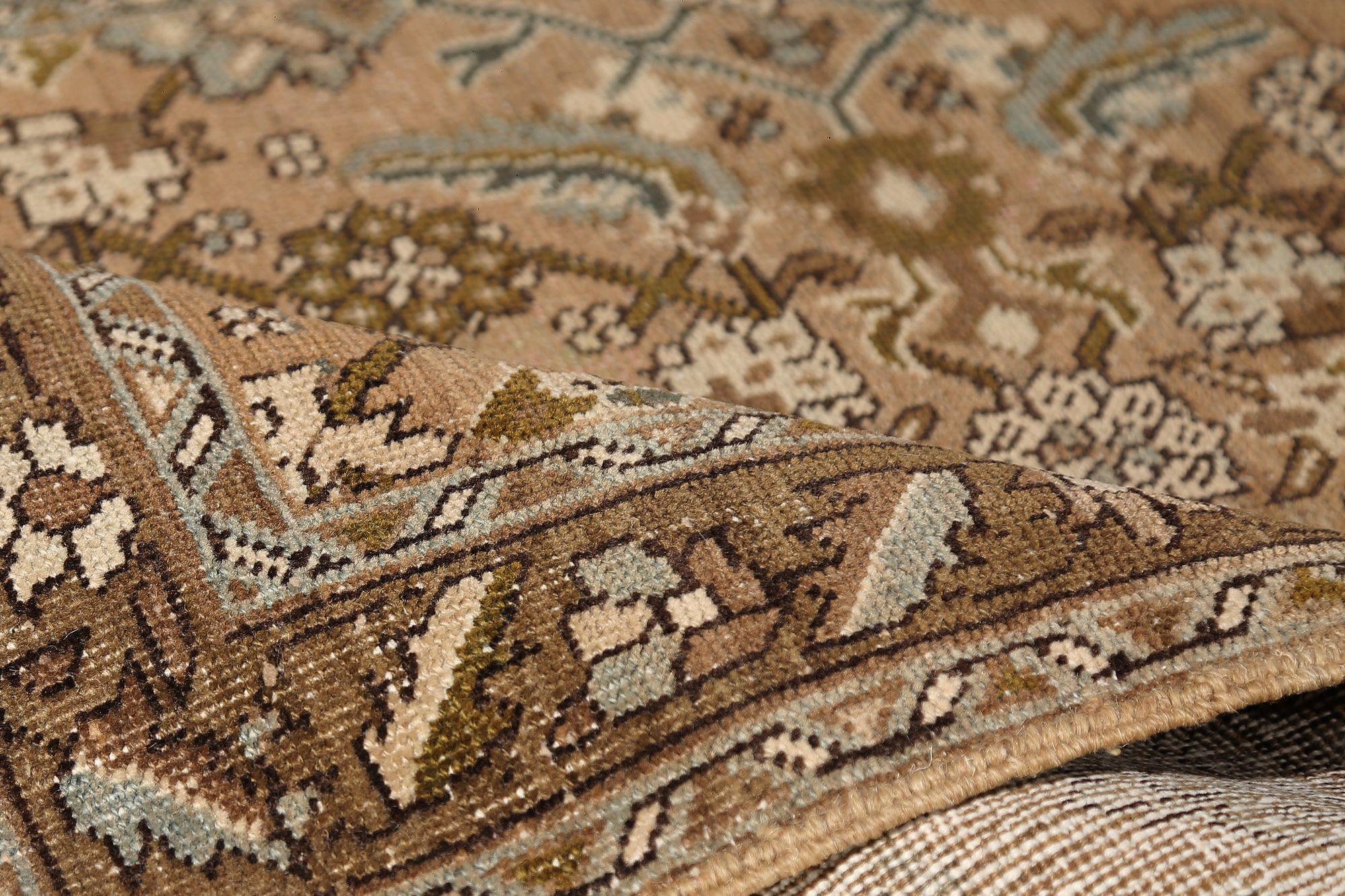 Découvrez l'élégance d'un tapis persan Azerbaïdjan avec un chemin de table datant de 1910. Conçu avec de la laine et du BrownTaupe, ce design exclusif est parfait pour mettre en valeur votre espace.