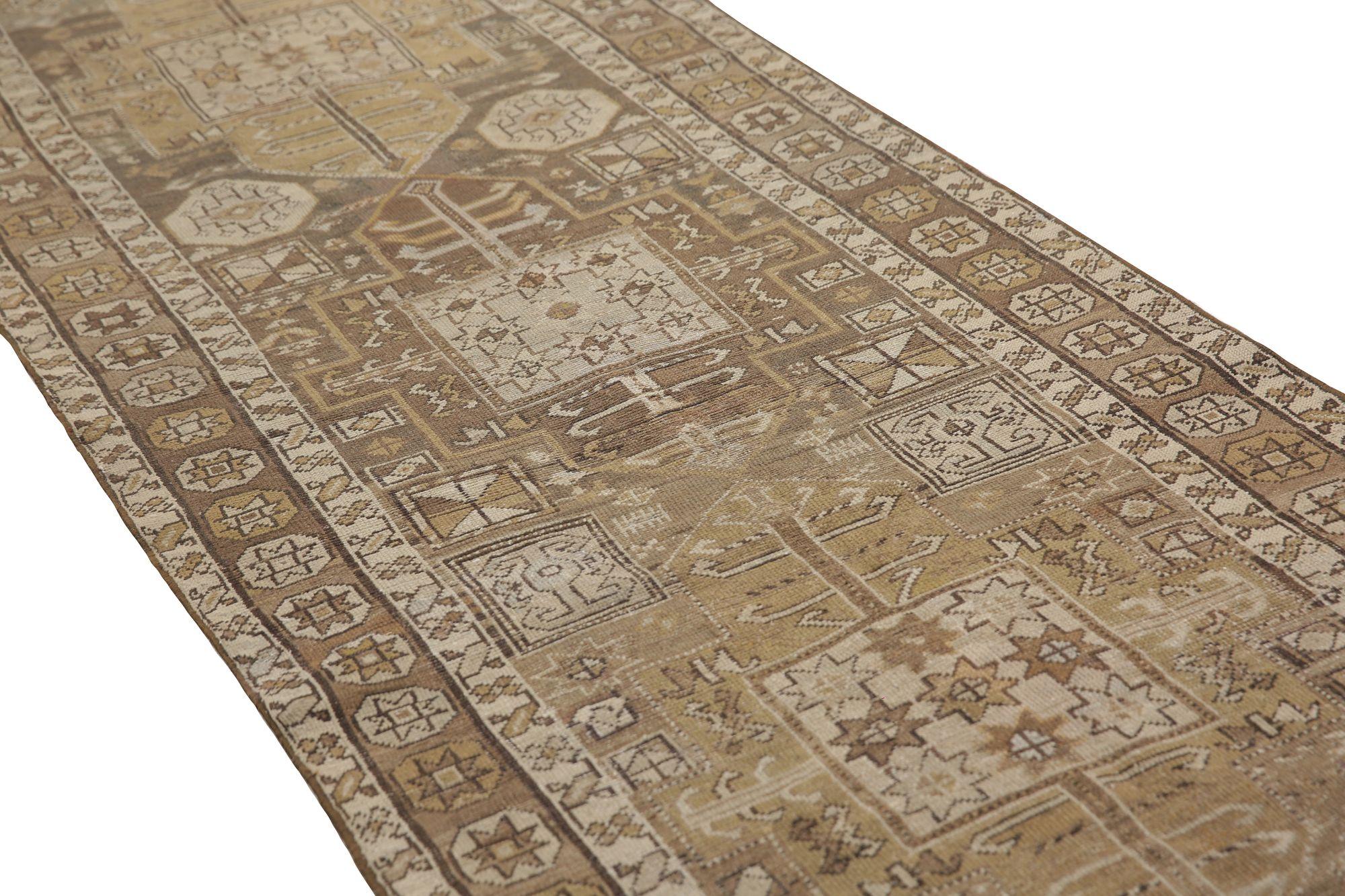 Découvrez l'élégance d'un tapis persan Azerbaïdjan avec un chemin de table datant de 1880. Conçu avec de la laine et du BrownTaupe, ce design exclusif est parfait pour mettre en valeur votre espace.