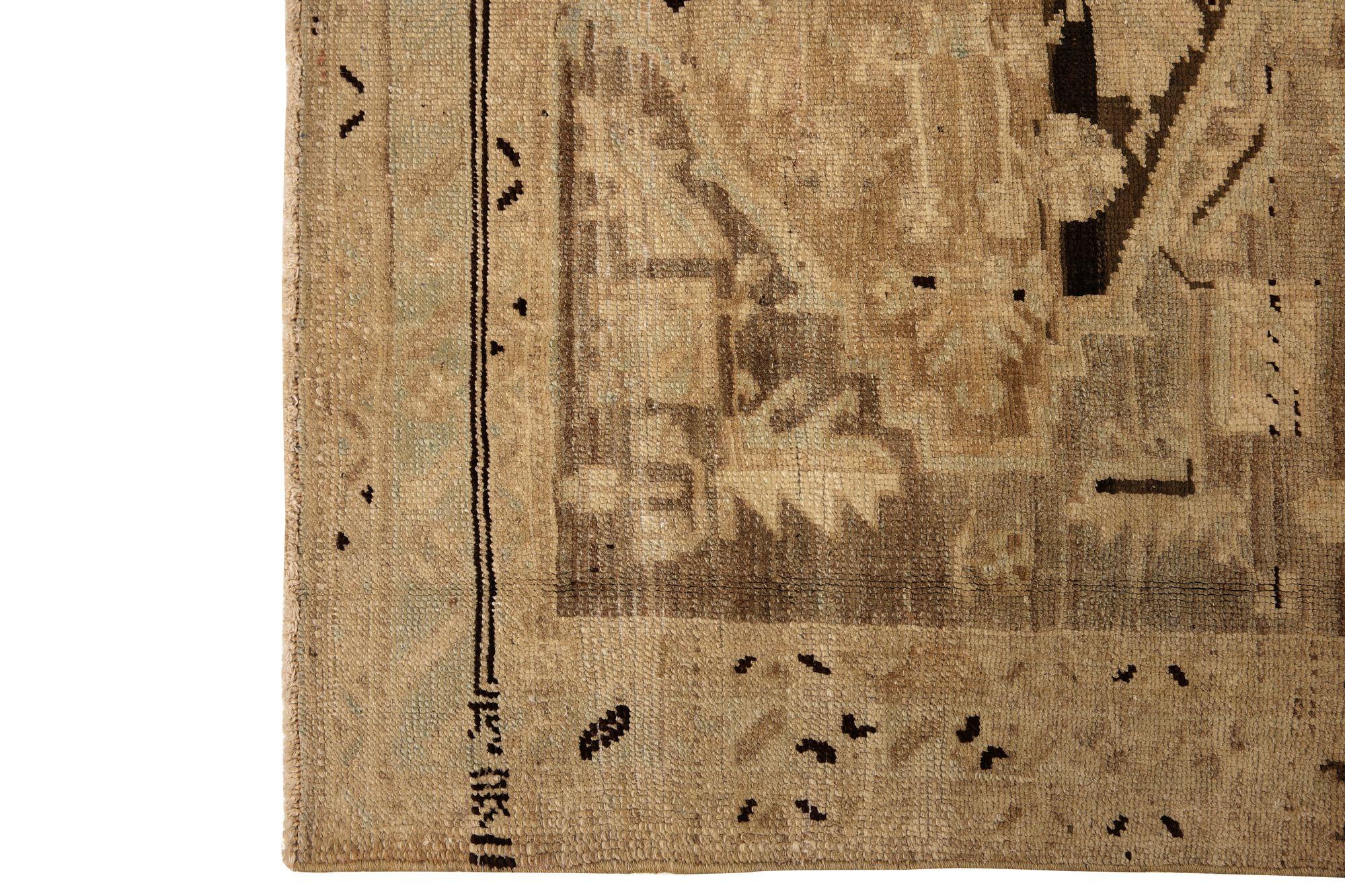 Entdecken Sie die Eleganz des persischen Aserbaidschans mit dem Läufer von CIRCA 1910. Dieses exklusive Design aus Wolle und BrownTaupe ist perfekt, um Ihren Raum zu verschönern.