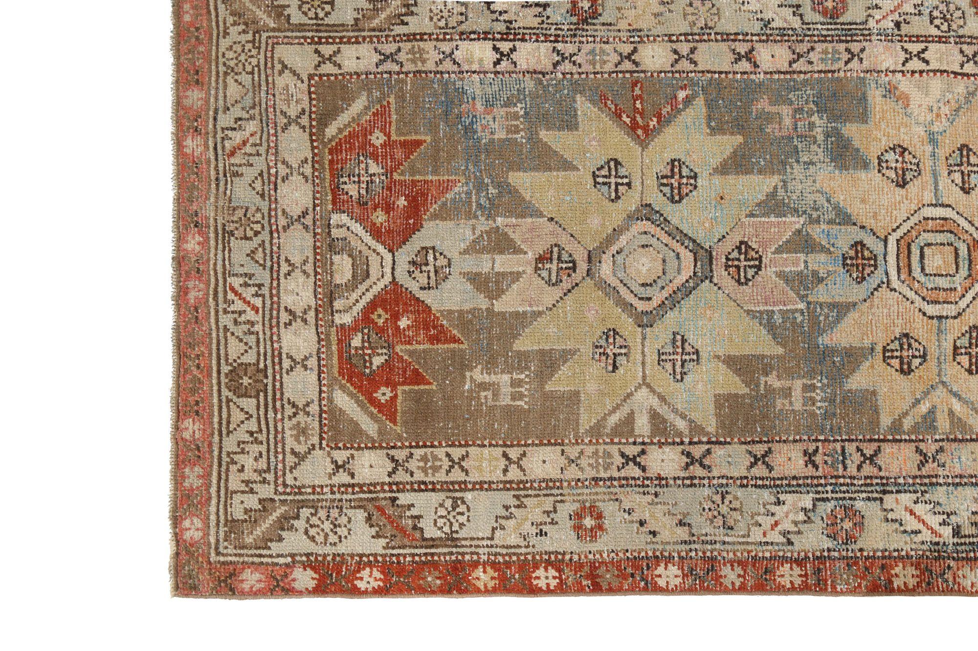 Scopri l'eleganza del tappeto persiano Azerbaijan con Runner Rug di CIRCA 1910. Progettato con lana e grigio-verde-avorio-rosso-tortora, questo design esclusivo è perfetto per valorizzare il tuo spazio.