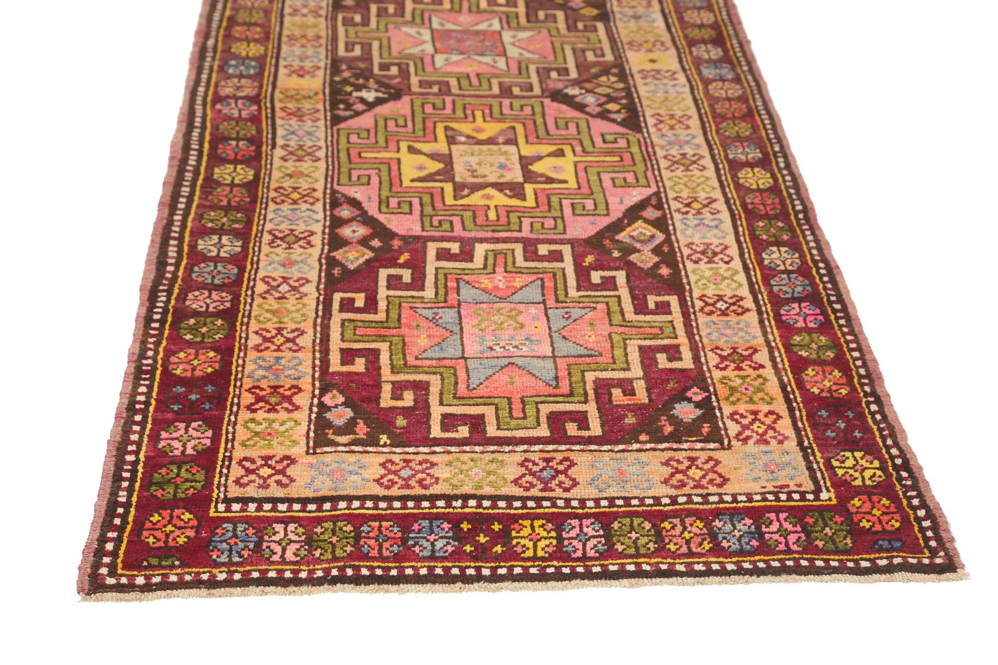 Entdecken Sie die Eleganz des persischen Aserbaidschans mit dem Läufer von CIRCA 1910. Dieses exklusive Design aus Wolle und GrünElfenbeinPinkRotGelb ist perfekt, um Ihren Raum zu verschönern.