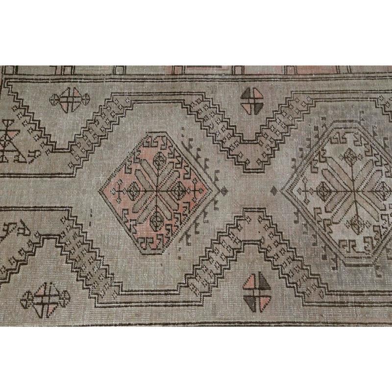 Entdecken Sie die Eleganz des persischen Aserbaidschans mit dem Läufer von CIRCA 1910. Dieses exklusive Design aus Wolle und Elfenbein ist perfekt, um Ihren Raum zu verschönern.