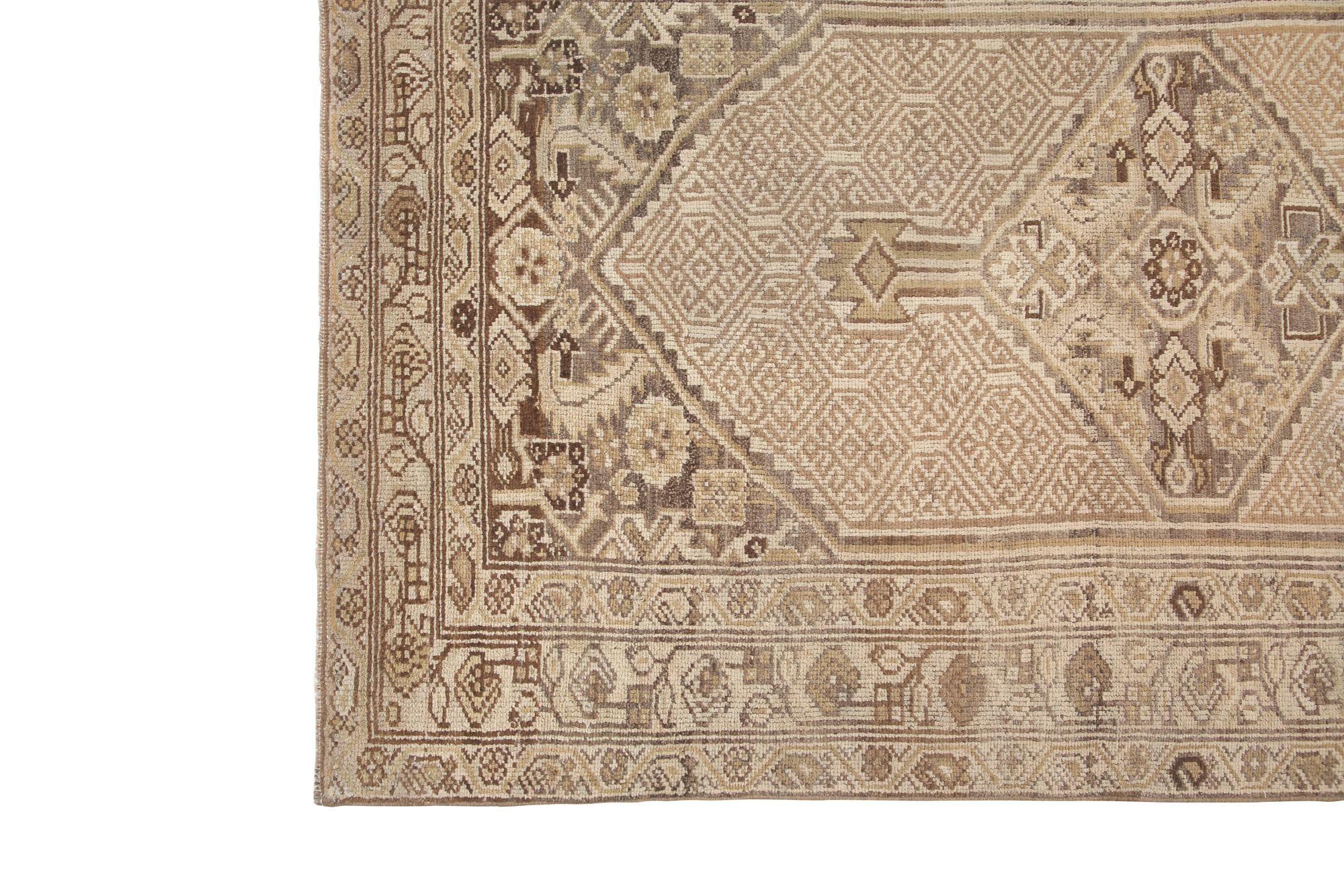 Entdecken Sie die Eleganz des persischen Aserbaidschans mit dem Läufer von CIRCA 1910. Dieses exklusive Design aus Wolle und Elfenbein ist perfekt, um Ihren Raum zu verschönern.