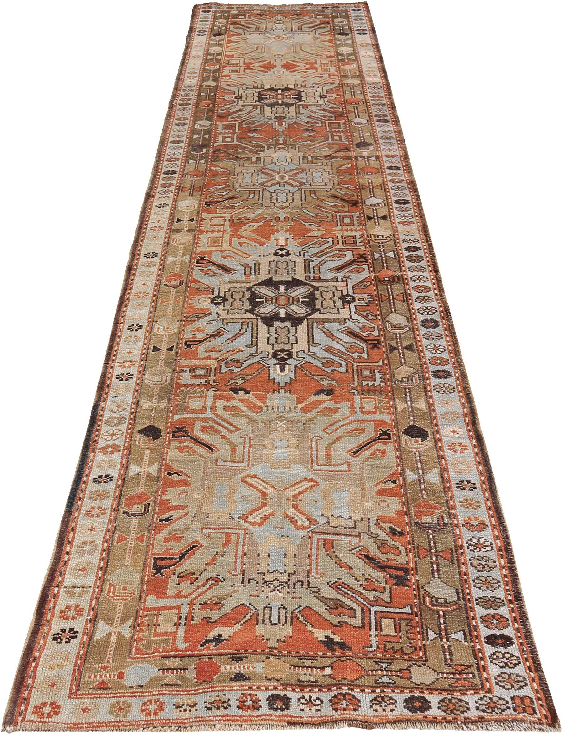 Entdecken Sie die Eleganz des persischen Aserbaidschans mit dem Läufer von CIRCA 1880. Dieses exklusive Design aus Wolle und IvoryLight BluePink eignet sich perfekt, um Ihren Raum zu verschönern.