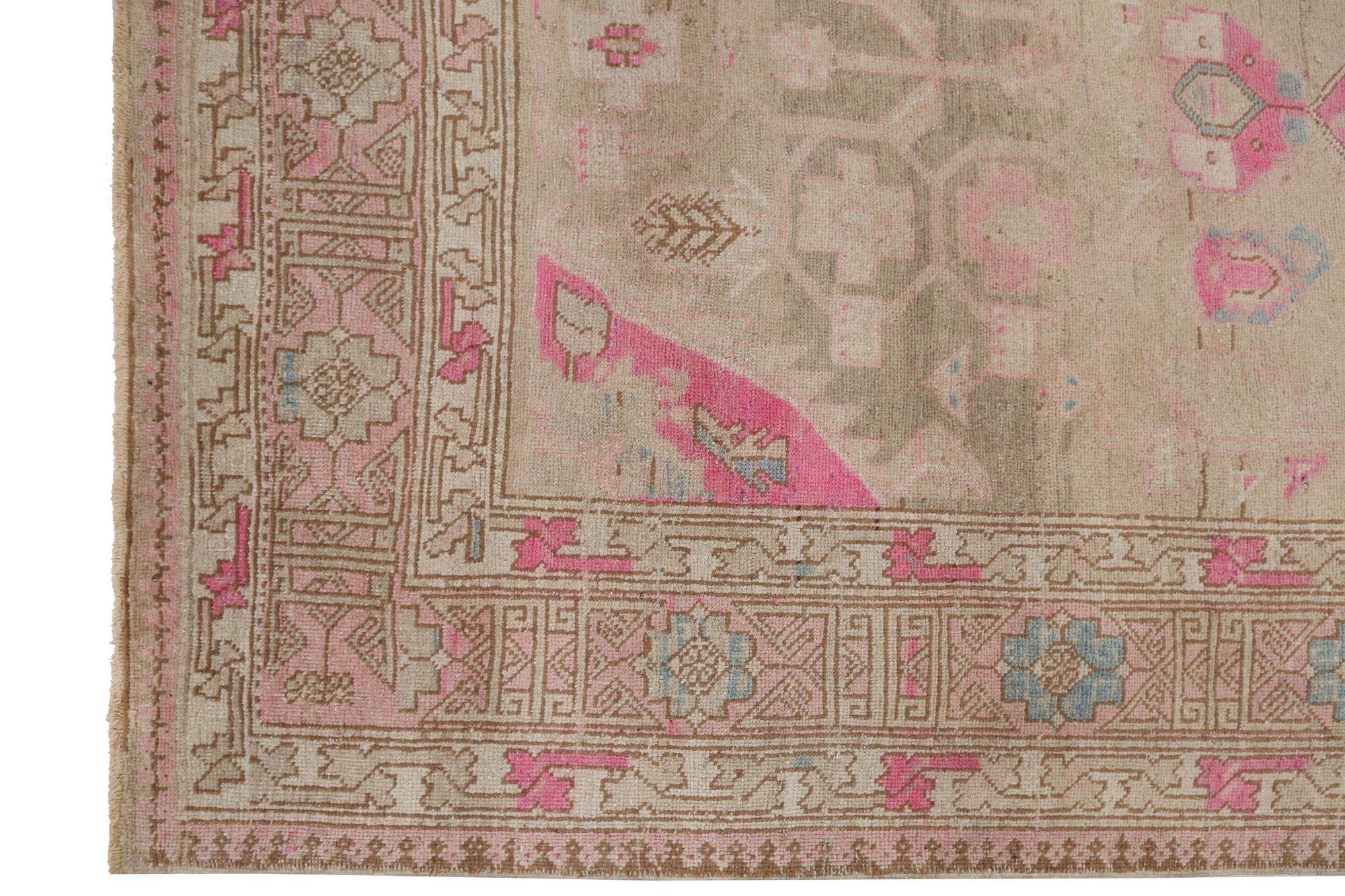 Entdecken Sie die Eleganz des persischen Aserbaidschans mit dem Läufer von CIRCA 1910. Dieses exklusive Design aus Wolle und Elfenbeinrosa ist perfekt, um Ihren Raum zu verschönern.