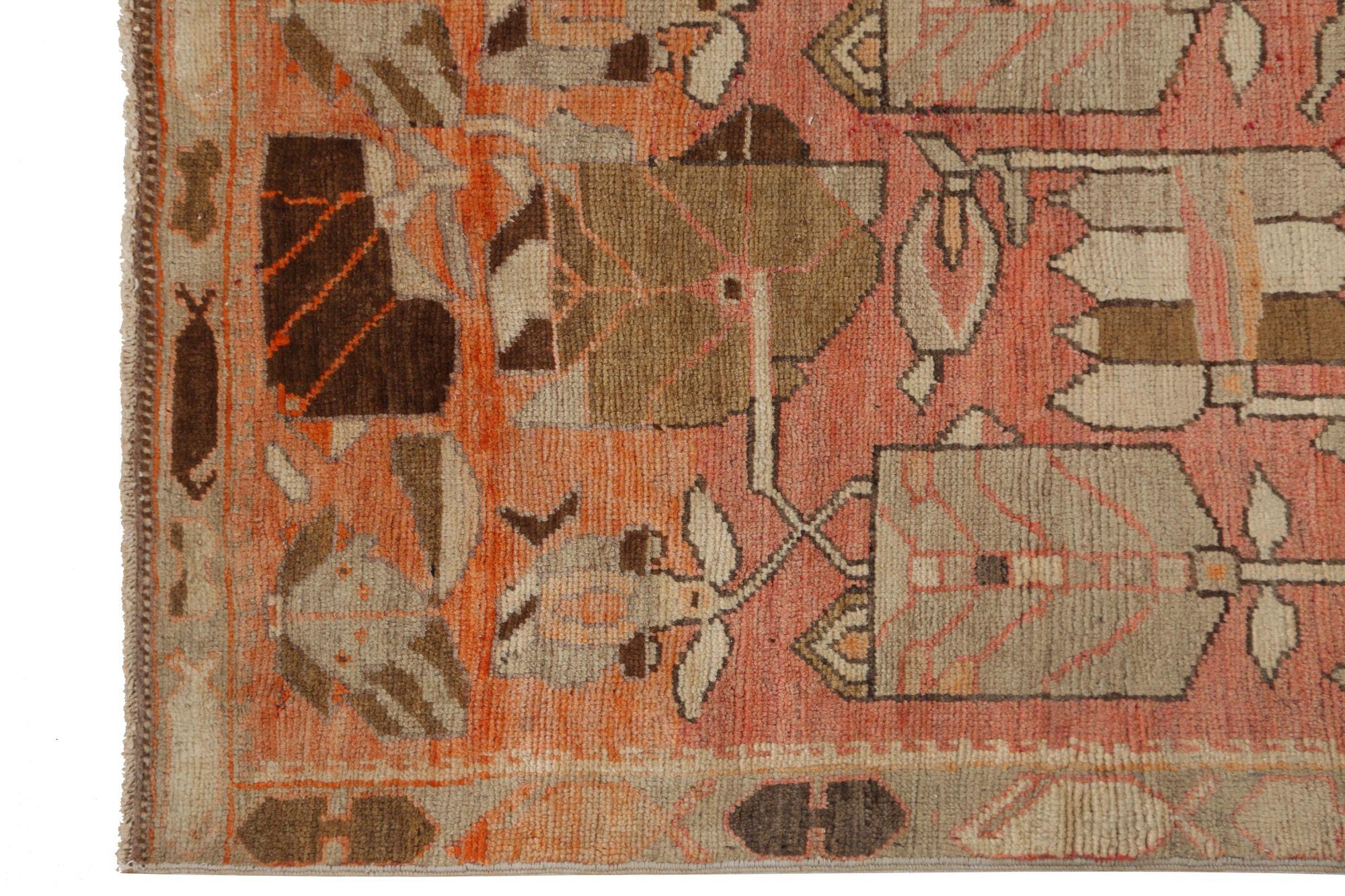 Entdecken Sie die Eleganz des persischen Aserbaidschans mit dem Läufer von CIRCA 1910. Dieses exklusive Design aus Wolle und IvoryPinkTaupe ist perfekt, um Ihren Raum zu verschönern.