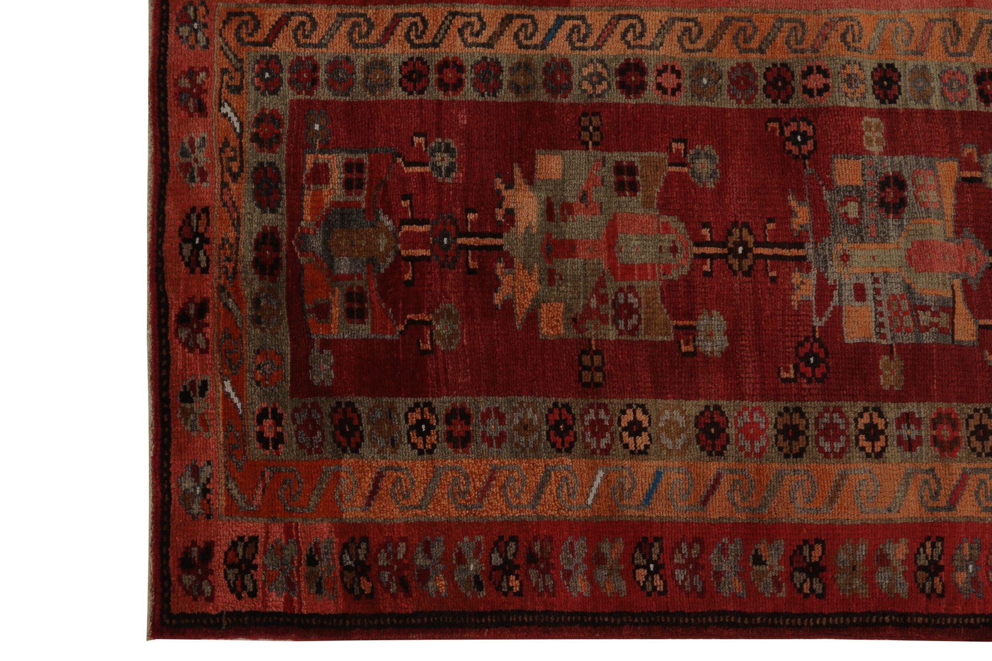 Entdecken Sie die Eleganz des persischen Aserbaidschans mit dem Läufer von CIRCA 1880. Dieses exklusive Design aus Wolle und OrangePinkRot ist perfekt, um Ihren Raum zu verschönern.