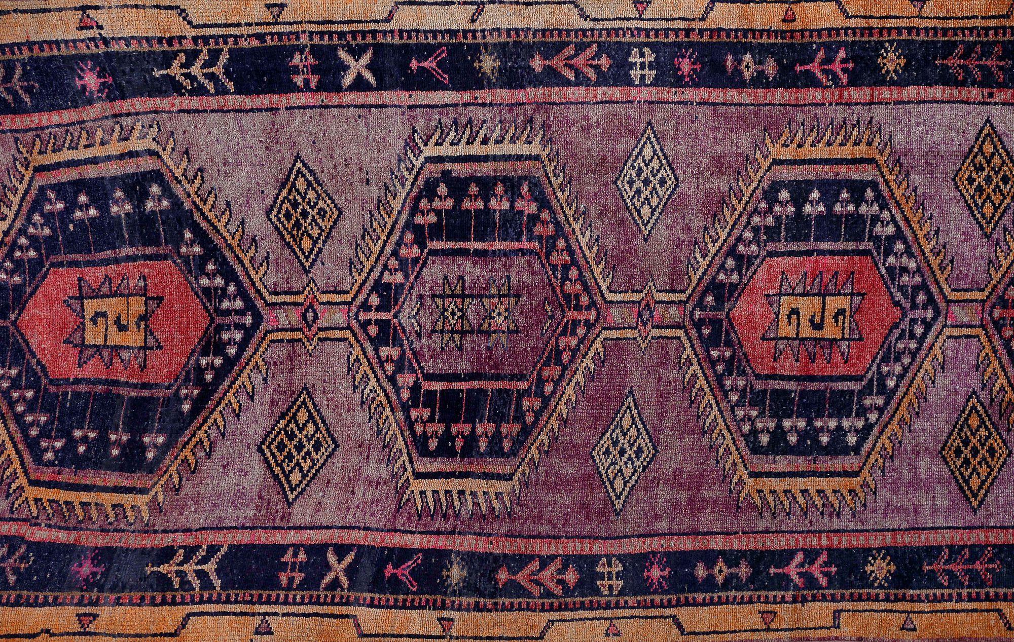 Entdecken Sie die Eleganz des persischen Aserbaidschans mit dem Läufer von CIRCA 1880. Dieses exklusive Design aus Wolle und OrangePurpel ist perfekt, um Ihren Raum zu verschönern.