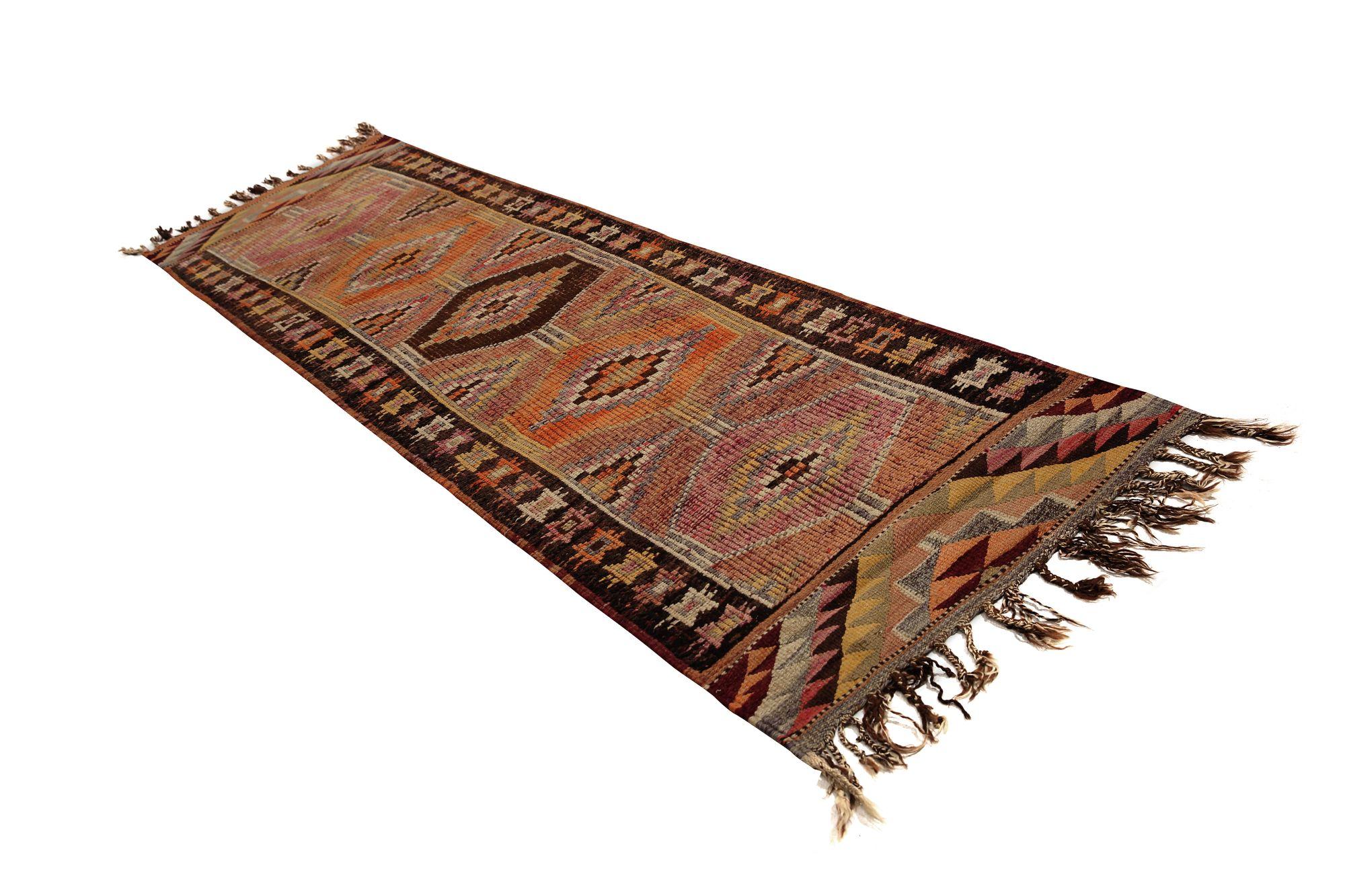 Entdecken Sie die Eleganz des persischen Aserbaidschans mit dem Läufer von CIRCA 1910. Dieses exklusive Design aus Wolle und OrangeRed ist perfekt, um Ihren Raum zu verschönern.