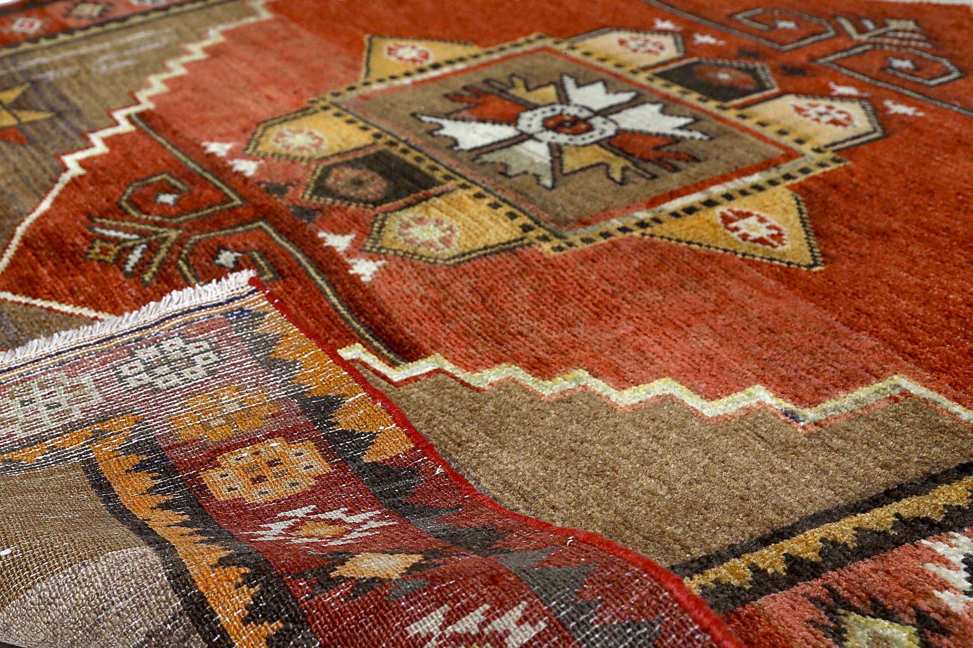 Entdecken Sie die Eleganz des persischen Aserbaidschans mit dem Läufer von CIRCA 1910. Dieses exklusive Design aus Wolle und OrangeRedTaupe ist perfekt, um Ihren Raum zu verschönern.