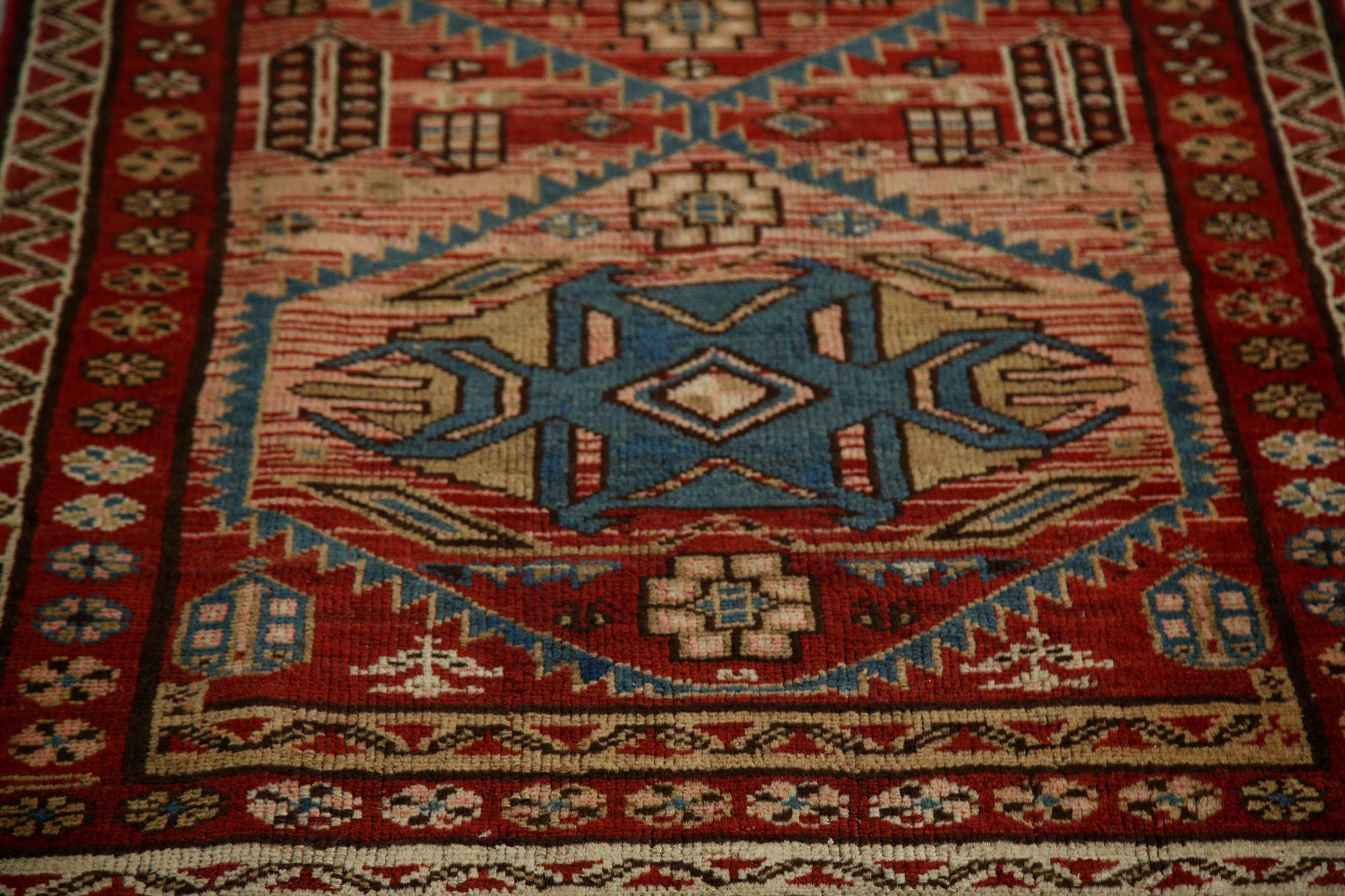 Entdecken Sie die Eleganz des persischen Aserbaidschans mit dem Läufer von CIRCA 1880. Dieses exklusive Design aus Wolle und PinkRed ist perfekt, um Ihren Raum zu verschönern.