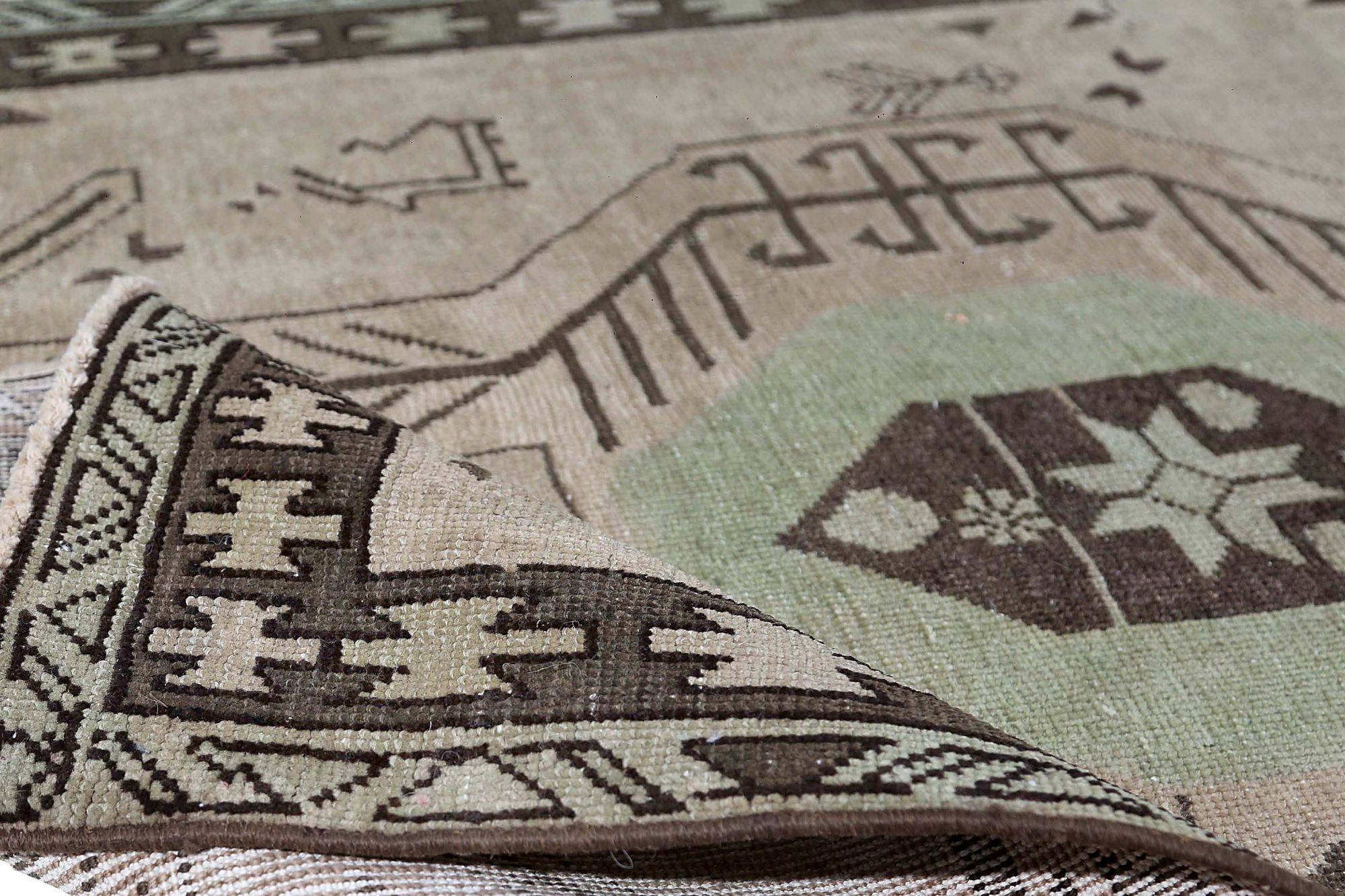 Entdecken Sie die Eleganz des persischen Aserbaidschans mit dem Läufer von CIRCA 1910. Dieses exklusive Design aus Wolle und PinkTaupe ist perfekt, um Ihren Raum zu verschönern.
