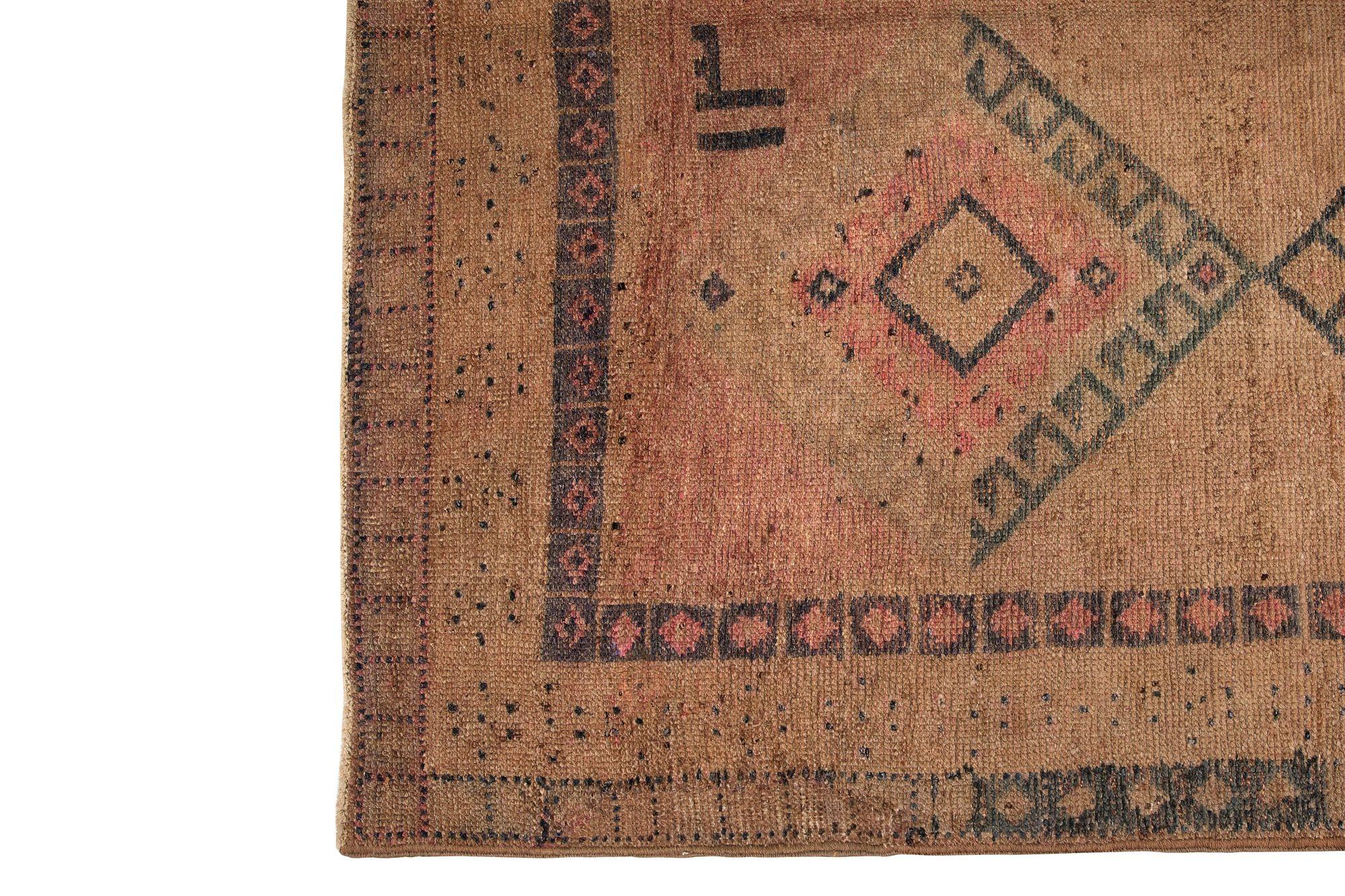 Entdecken Sie die Eleganz des persischen Aserbaidschans mit dem Läufer von CIRCA 1910. Dieses exklusive Design aus Wolle und PinkTaupe ist perfekt, um Ihren Raum zu verschönern.
