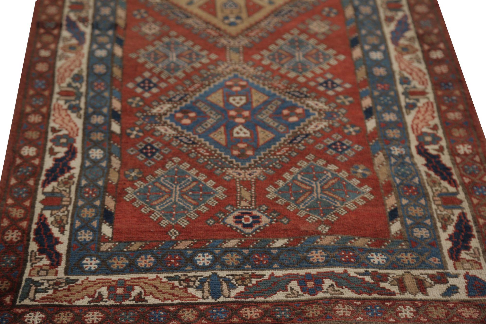 Entdecken Sie die Eleganz des persischen Aserbaidschans mit dem Läufer von CIRCA 1910. Dieses exklusive Design aus Wolle und Rot ist perfekt, um Ihren Raum zu verschönern.