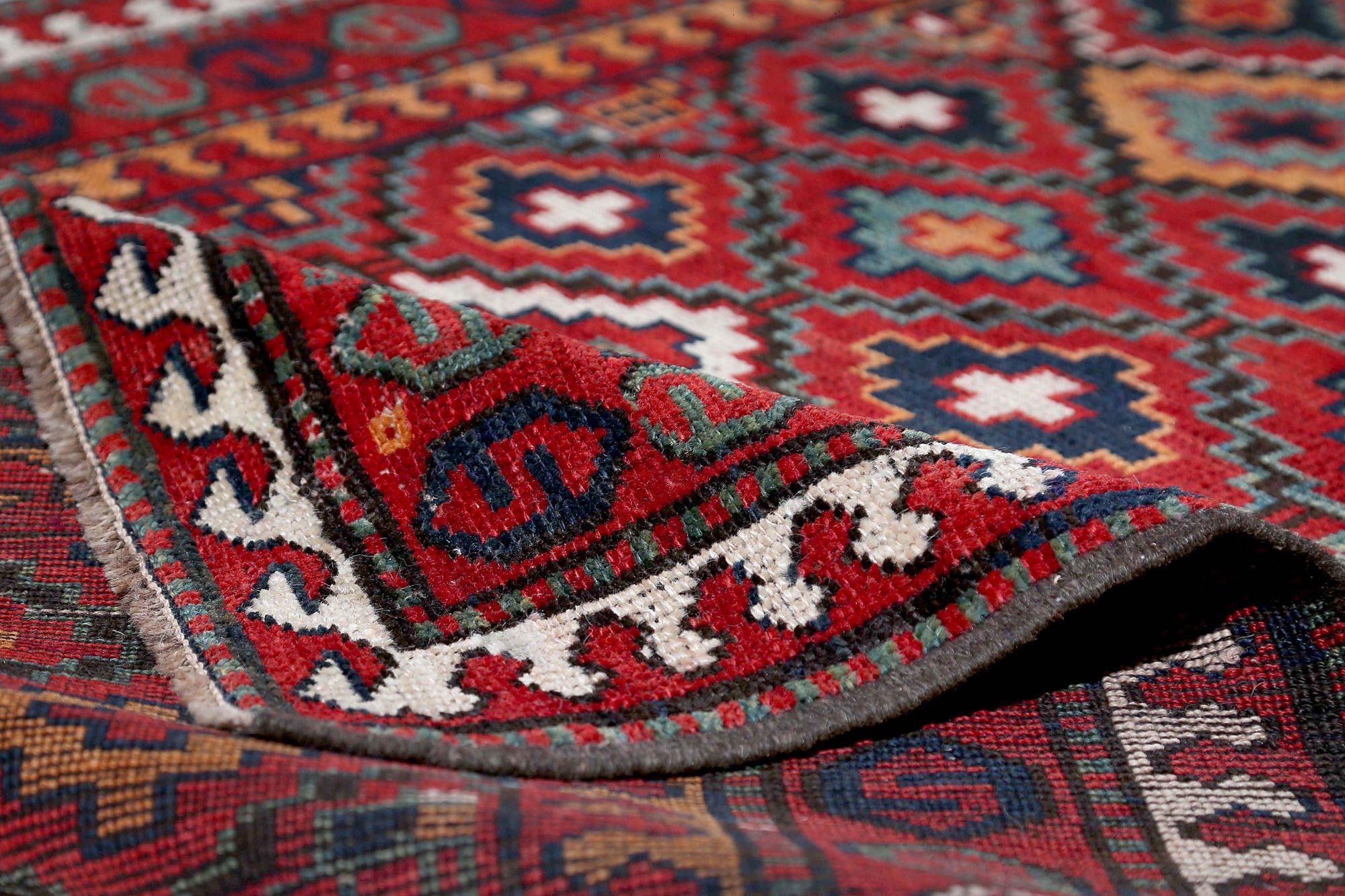 Entdecken Sie die Eleganz des persischen Aserbaidschans mit dem Läufer von CIRCA 1910. Dieses exklusive Design aus Wolle und Rot ist perfekt, um Ihren Raum zu verschönern.