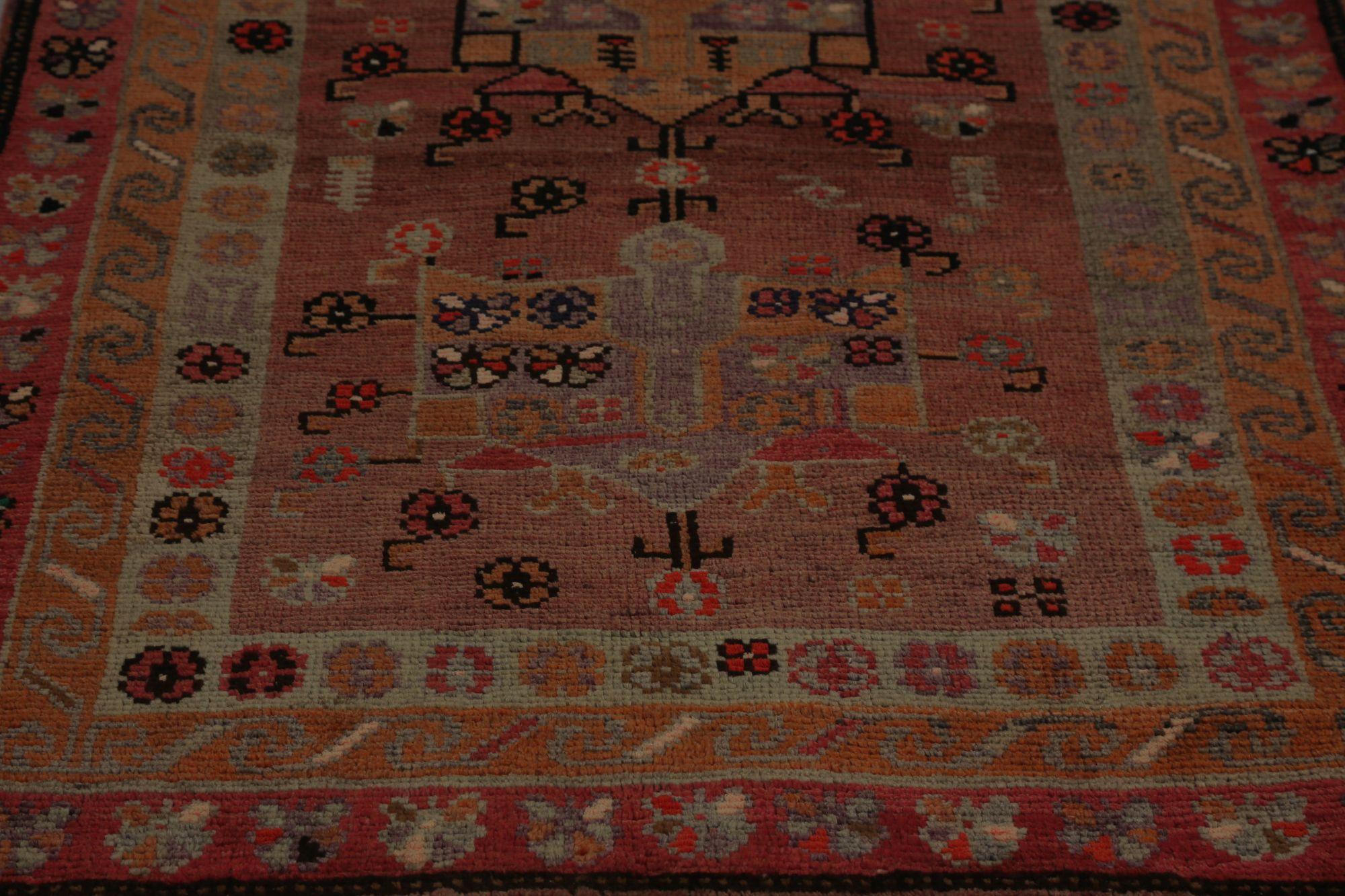 Entdecken Sie die Eleganz des persischen Aserbaidschans mit dem Läufer von CIRCA 1880. Dieses exklusive Design aus Wolle und Rot ist perfekt, um Ihren Raum zu verschönern.
