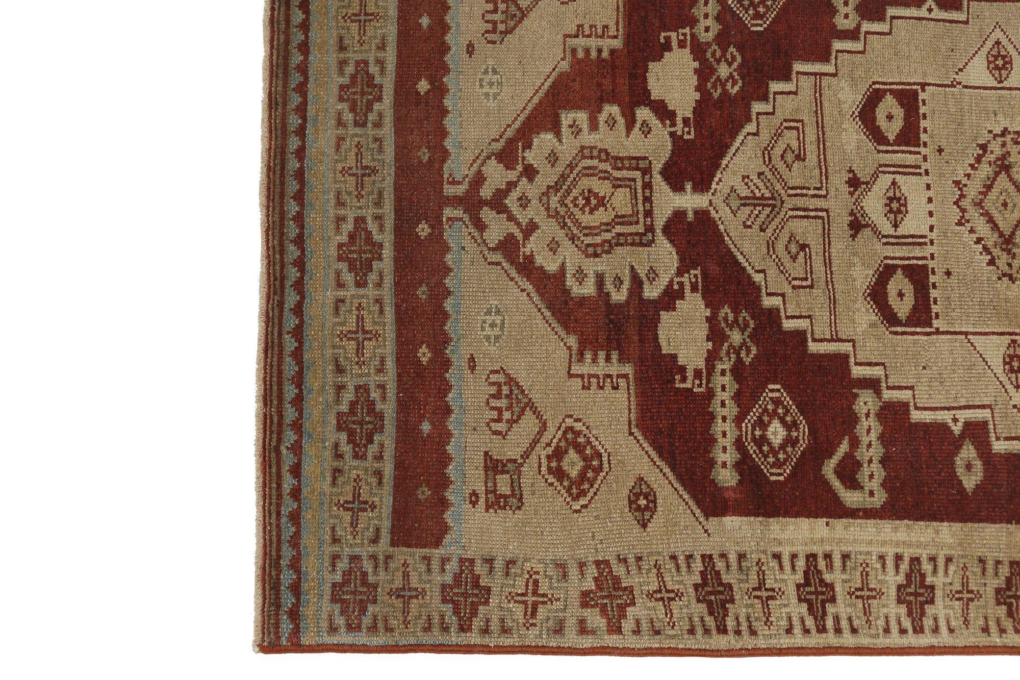 Entdecken Sie die Eleganz des persischen Aserbaidschans mit dem Läufer von CIRCA 1910. Dieses exklusive Design aus Wolle und RedTaupe ist perfekt, um Ihren Raum zu verschönern.