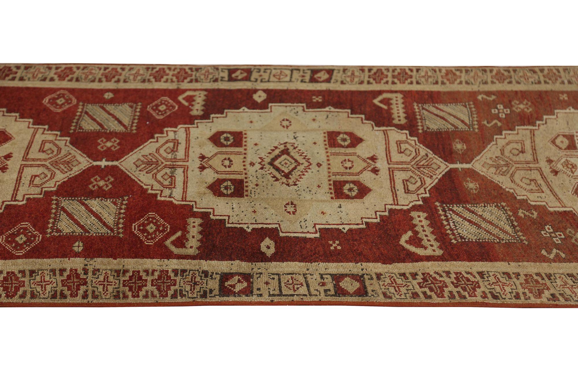Persischer Aserbaidschan-Läufer - Wolle in Rot- Taupe Design - 97972 im Zustand „Hervorragend“ im Angebot in Dallas, TX