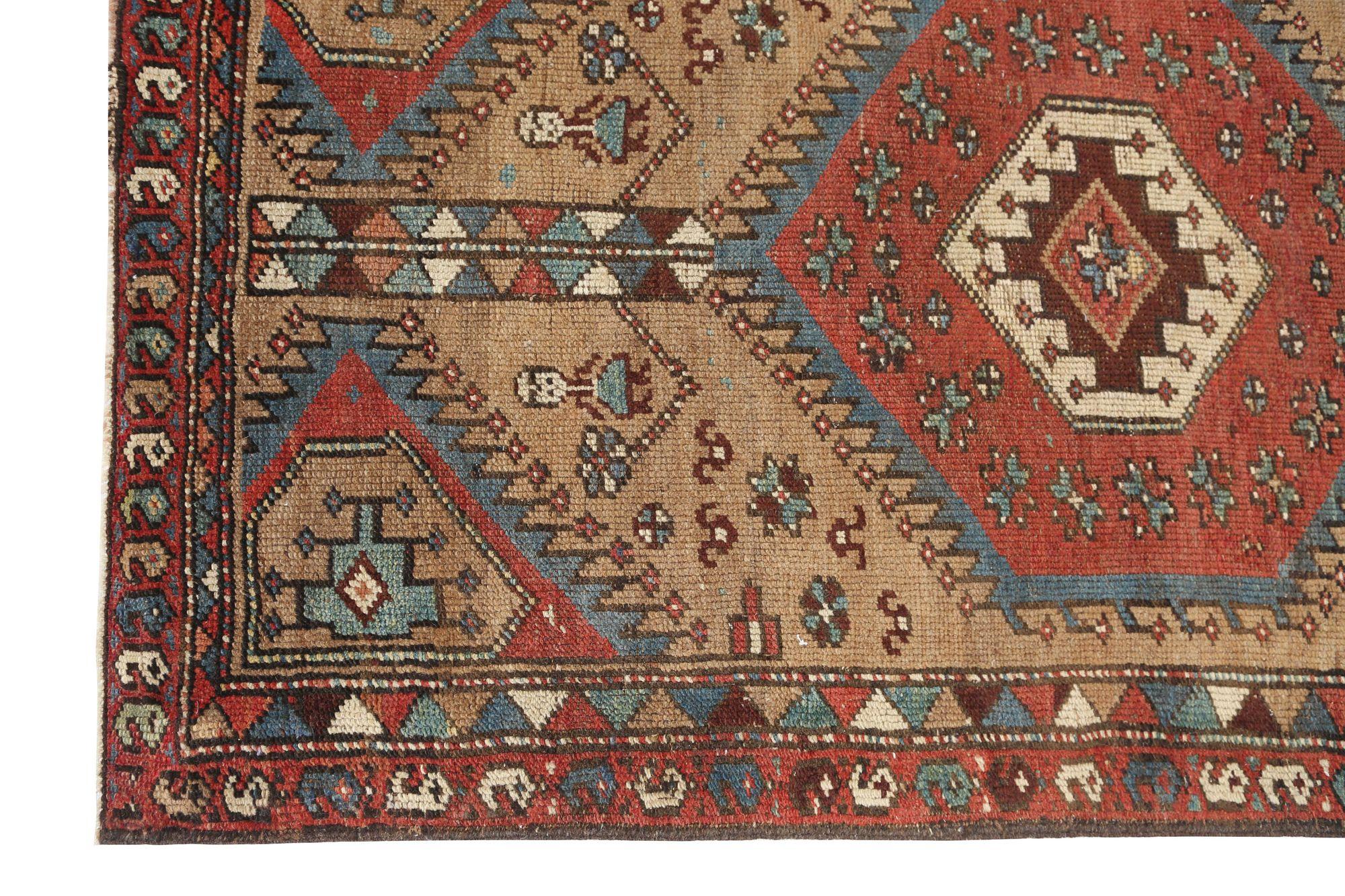 Entdecken Sie die Eleganz des persischen Aserbaidschans mit dem Läufer von CIRCA 1910. Dieses exklusive Design aus Wolle und RedTaupe ist perfekt, um Ihren Raum zu verschönern.