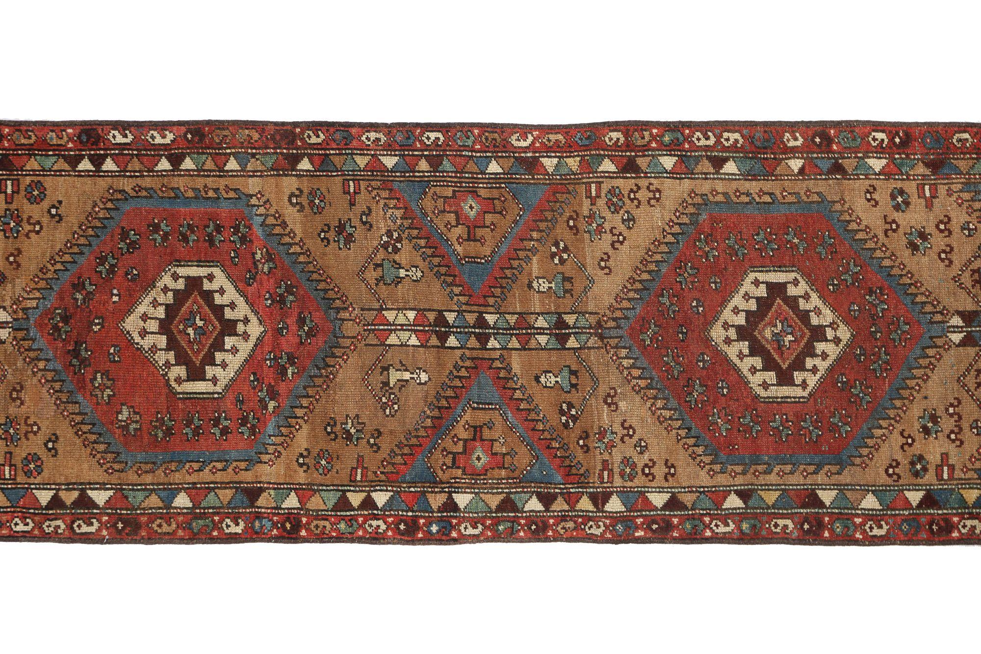 Persischer Aserbaidschan-Läufer - Wolle in Rot und Taupe Design - 97985 im Zustand „Hervorragend“ im Angebot in Dallas, TX