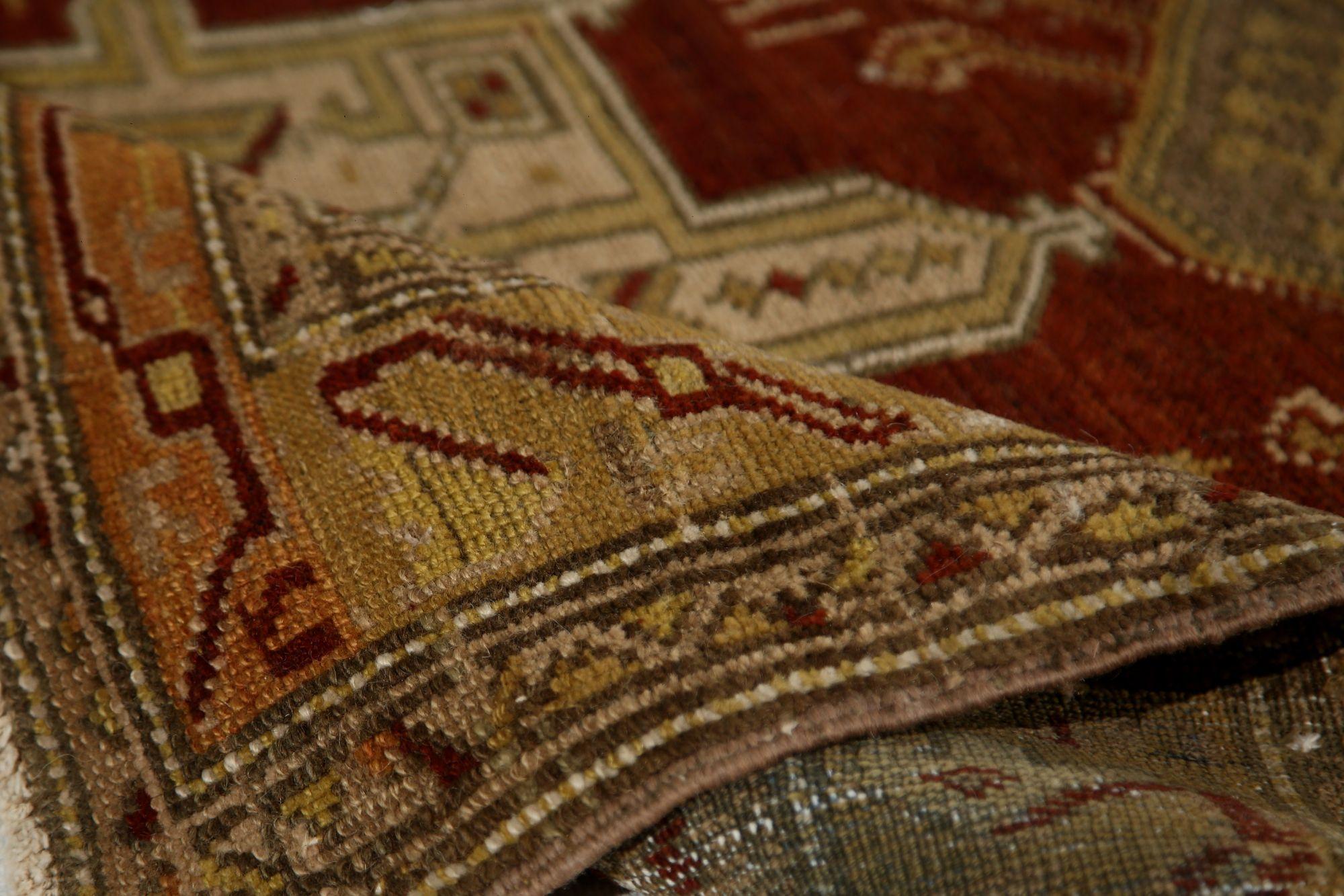 Entdecken Sie die Eleganz des persischen Aserbaidschans mit dem Läufer von CIRCA 1910. Dieses exklusive Design aus Wolle und RedTaupe ist perfekt, um Ihren Raum zu verschönern.