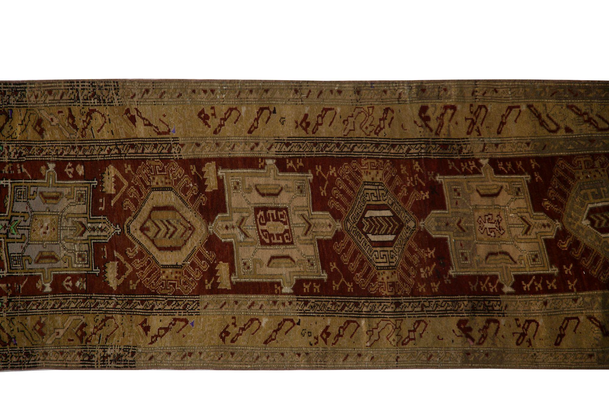 Persischer Aserbaidschan-Läufer - Wolle in Rot und Taupe Design - 97997 im Zustand „Hervorragend“ im Angebot in Dallas, TX