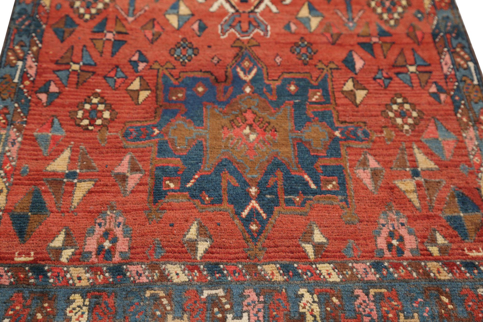Entdecken Sie die Eleganz des persischen Aserbaidschans mit dem Läufer von CIRCA 1880. Dieses exklusive Design aus Wolle und RotGelb ist perfekt, um Ihren Raum zu verschönern.