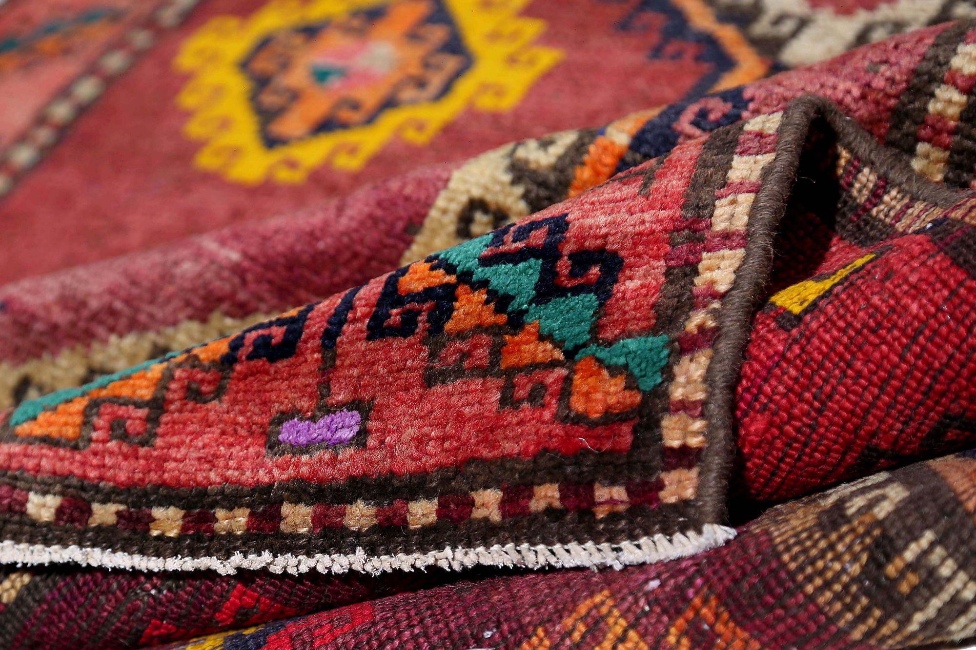 Scopri l'eleganza del tappeto persiano Azerbaijan con Runner Rug di CIRCA 1910. Progettato con lana e giallo rosso, questo design esclusivo è perfetto per valorizzare il tuo spazio.