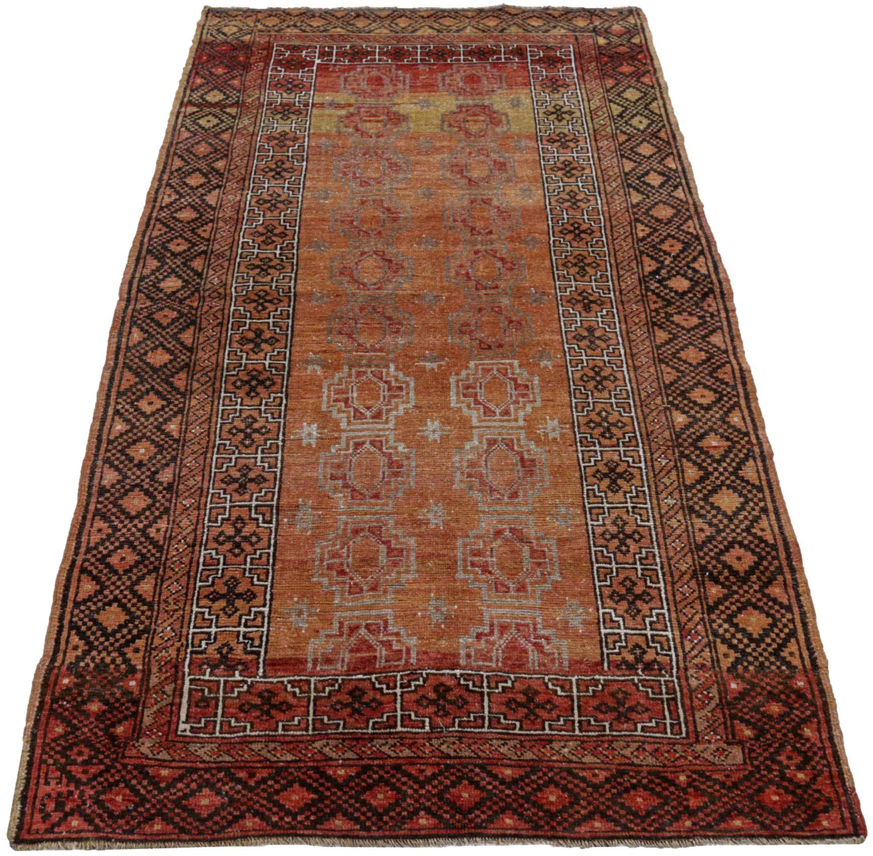 Entdecken Sie die Eleganz des persischen Aserbaidschans mit dem kleinen Teppich von CIRCA 1880. Dieses exklusive Design aus Wolle und SchwarzOrangeRotGelb ist perfekt, um Ihren Raum zu verschönern.