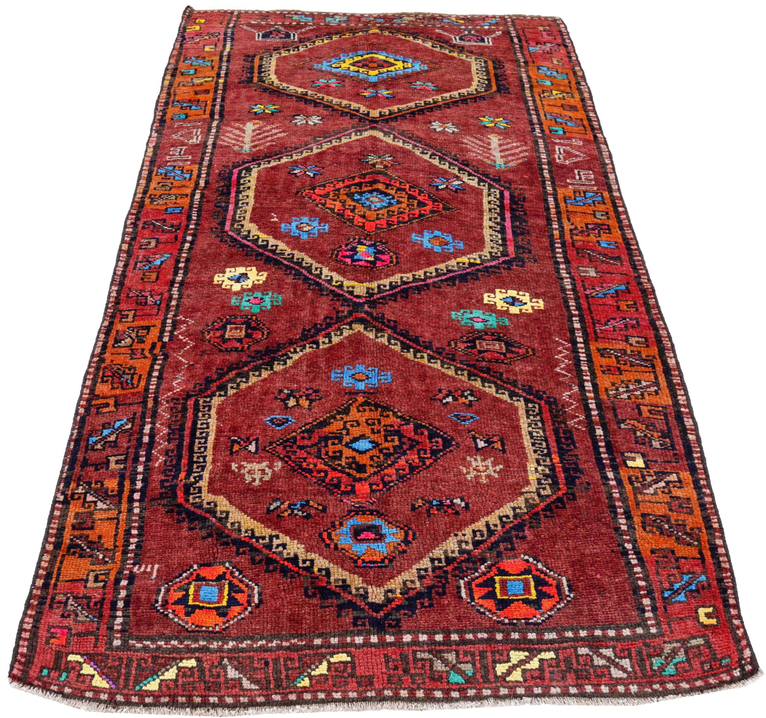 Scopri l'eleganza dell'Azerbaijan persiano con il Tappeto Piccolo del 1880. Progettato con lana e BlueOrangeRed, questo design esclusivo è perfetto per valorizzare il tuo spazio.