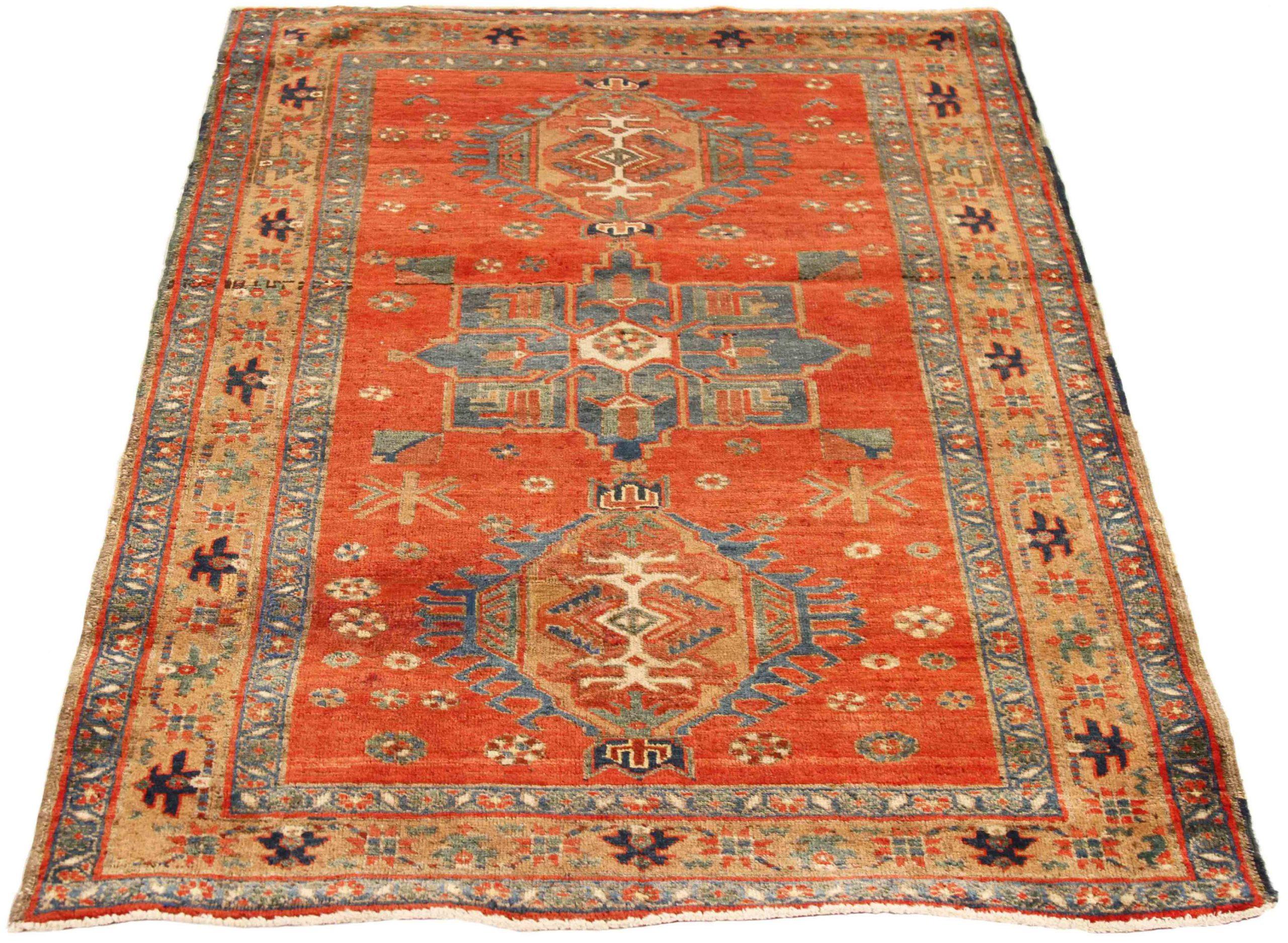 Entdecken Sie die Eleganz des persischen Aserbaidschans mit dem kleinen Teppich von CIRCA 1880. Dieses exklusive Design aus Wolle und BlauRotGelb ist perfekt, um Ihren Raum zu verschönern.