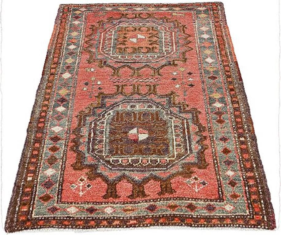 Entdecken Sie die Eleganz des persischen Aserbaidschans mit dem kleinen Teppich von CIRCA 1880. Dieses exklusive Design aus Wolle und BraunGrauRosa ist perfekt, um Ihren Raum zu verschönern.