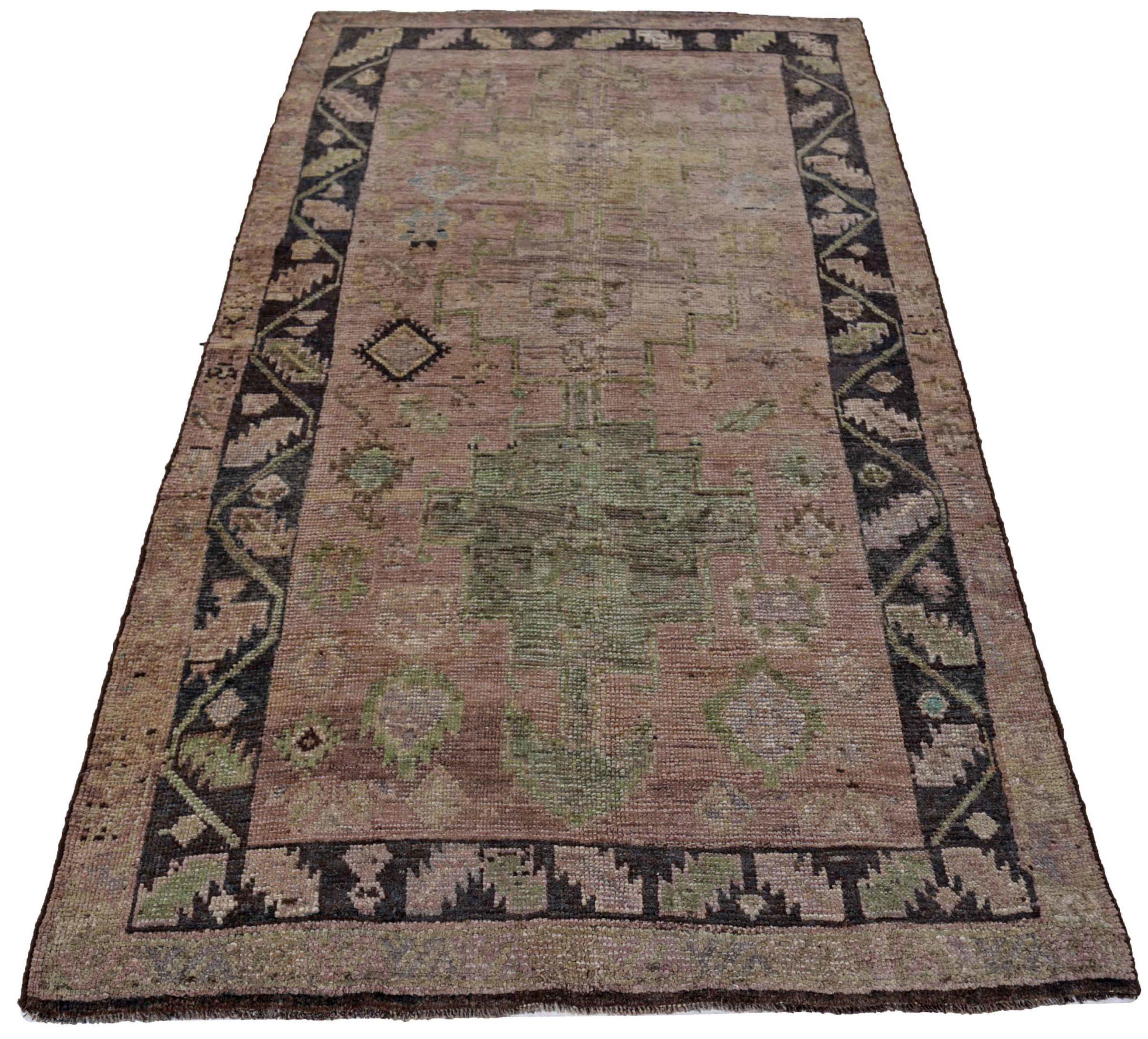 Scopri l'eleganza dell'Azerbaijan persiano con il Tappeto Piccolo del 1880. Disegnato con lana e marrone-verde-rosa, questo design esclusivo è perfetto per valorizzare il tuo spazio.