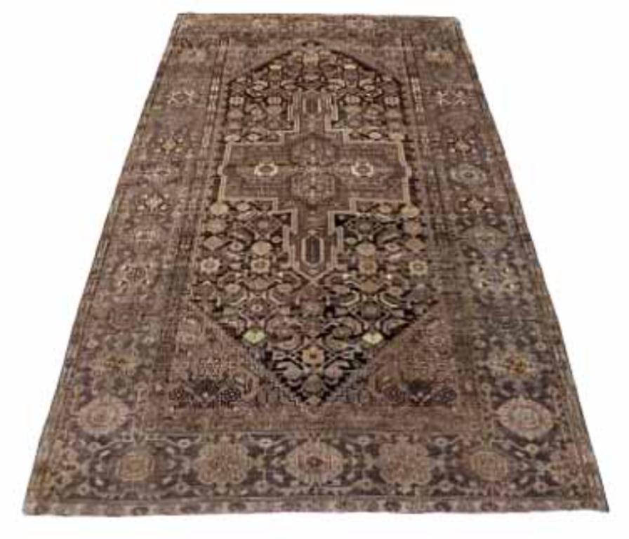 Entdecken Sie die Eleganz des persischen Aserbaidschans mit dem kleinen Teppich von CIRCA 1880. Dieses exklusive Design aus Wolle und Braun-Elfenbein ist perfekt, um Ihren Raum zu verschönern.