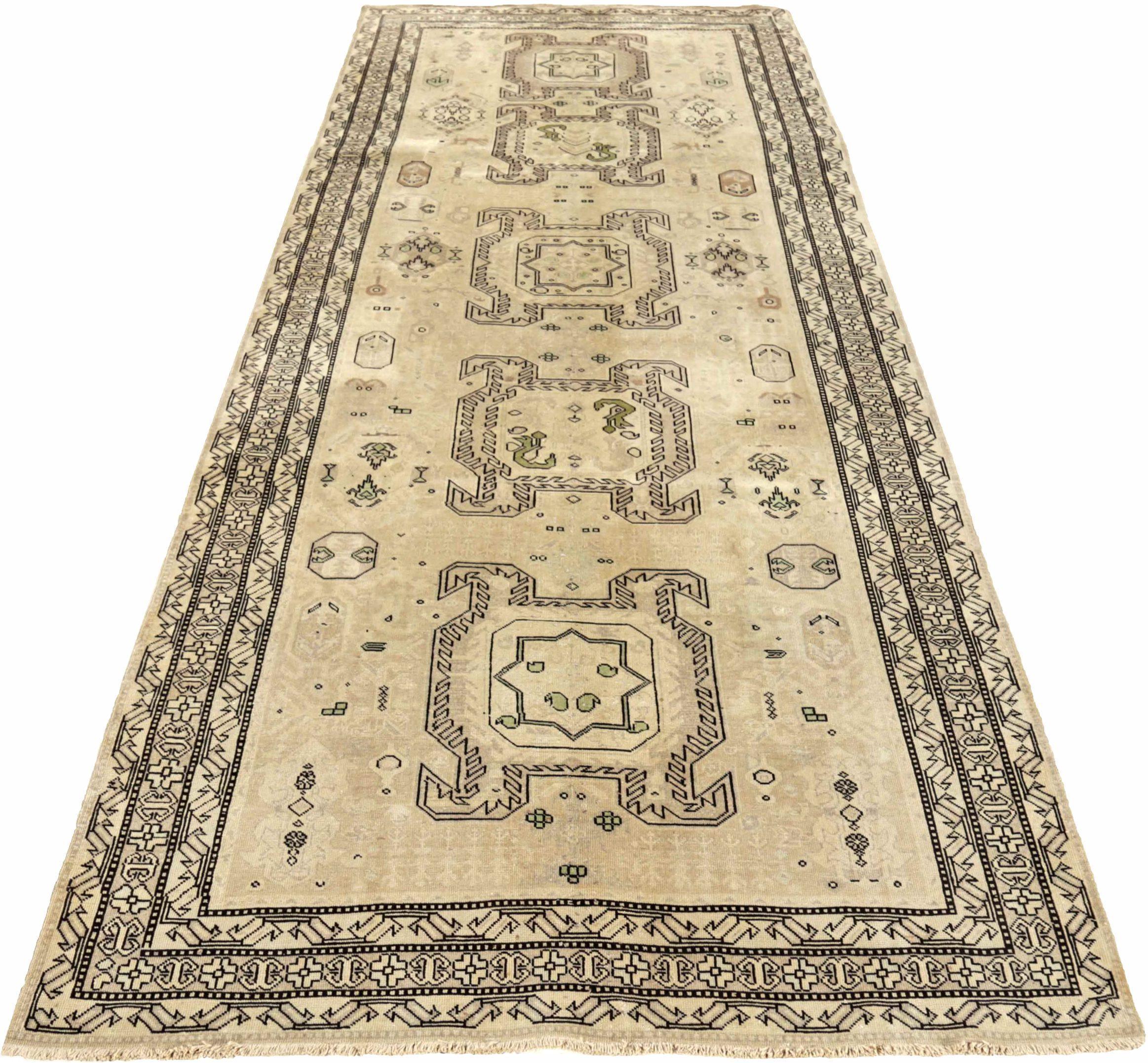 Scopri l'eleganza dell'Azerbaijan persiano con il Tappeto Piccolo del 1880. Progettato in lana e marrone-avorio, questo design esclusivo è perfetto per valorizzare il tuo spazio.