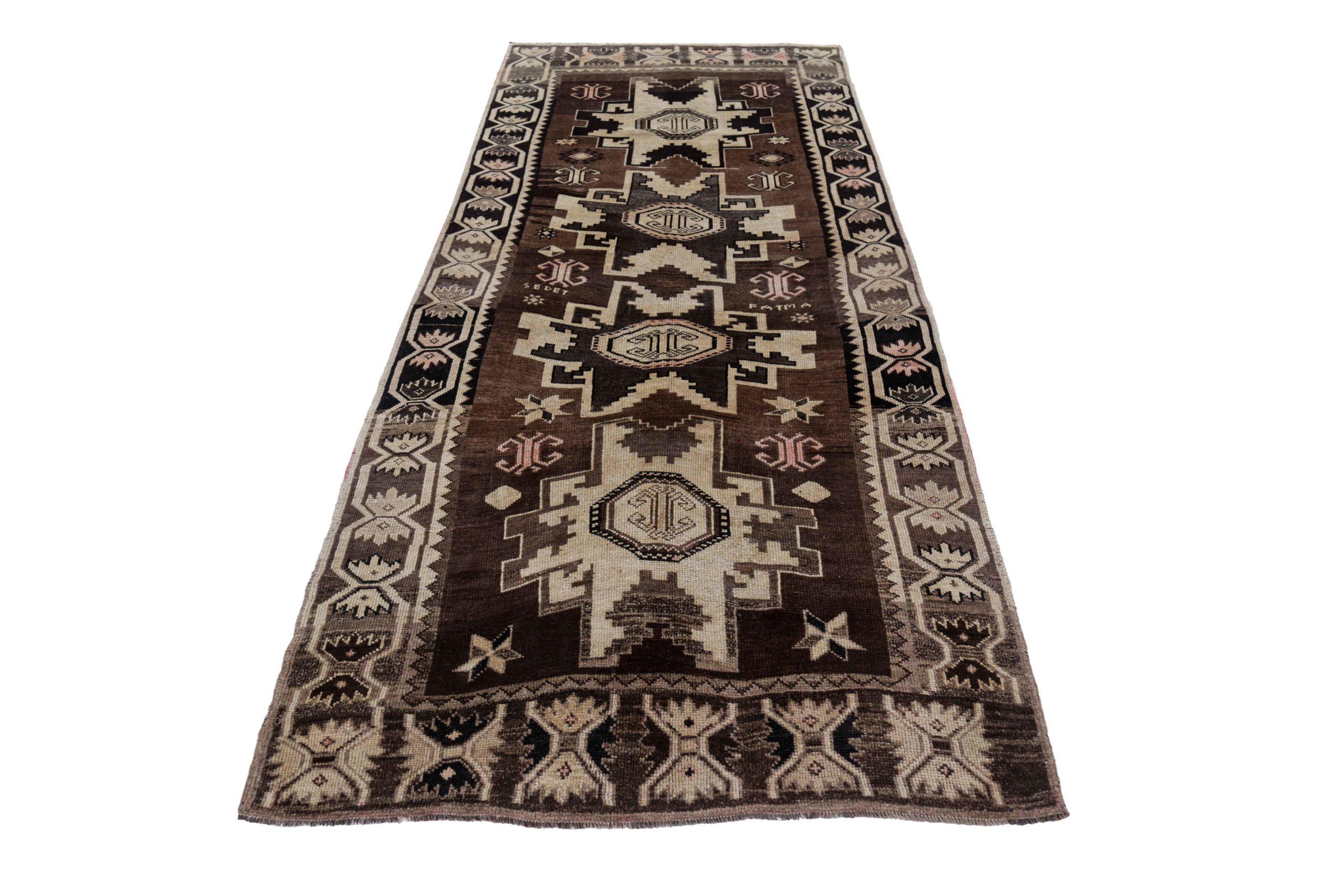 Entdecken Sie die Eleganz des persischen Aserbaidschans mit dem kleinen Teppich von CIRCA 1880. Dieses exklusive Design aus Wolle und Braun-Elfenbein ist perfekt, um Ihren Raum zu verschönern.