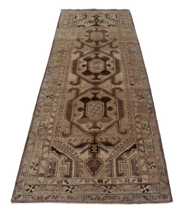 Entdecken Sie die Eleganz des persischen Aserbaidschans mit dem kleinen Teppich von CIRCA 1880. Dieses exklusive Design aus Wolle und Braun-Elfenbein ist perfekt, um Ihren Raum zu verschönern.
