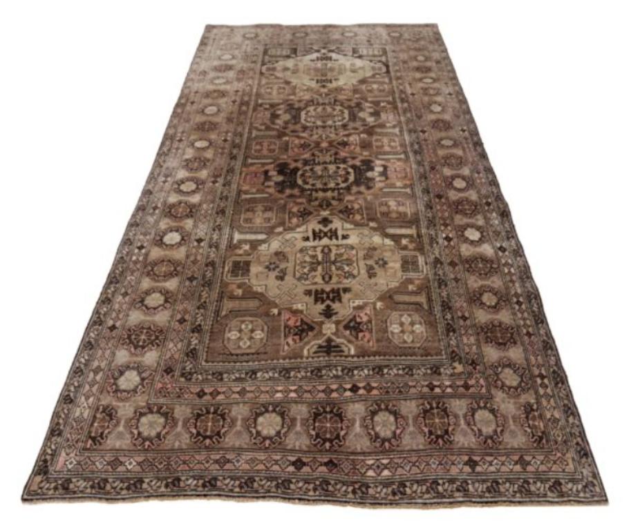 Entdecken Sie die Eleganz des persischen Aserbaidschans mit dem kleinen Teppich von CIRCA 1880. Dieses exklusive Design aus Wolle und Braun-Elfenbein ist perfekt, um Ihren Raum zu verschönern.