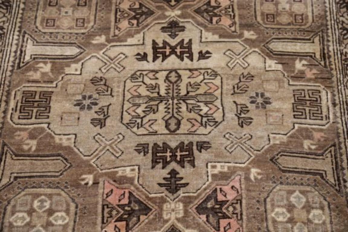 Persischer Aserbaidschan Small Teppich - Wolle Brown Elfenbein Design - 91628 im Zustand „Hervorragend“ im Angebot in Dallas, TX
