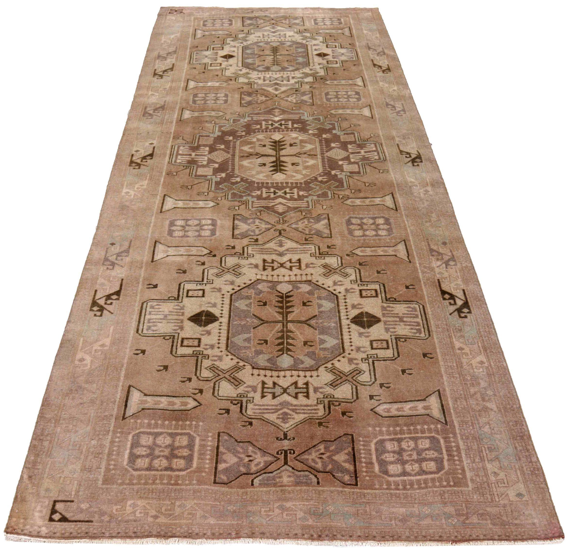 Entdecken Sie die Eleganz des persischen Aserbaidschans mit dem kleinen Teppich von CIRCA 1880. Dieses exklusive Design aus Wolle und Braun-Elfenbein-Taupe ist perfekt, um Ihren Raum zu verschönern.